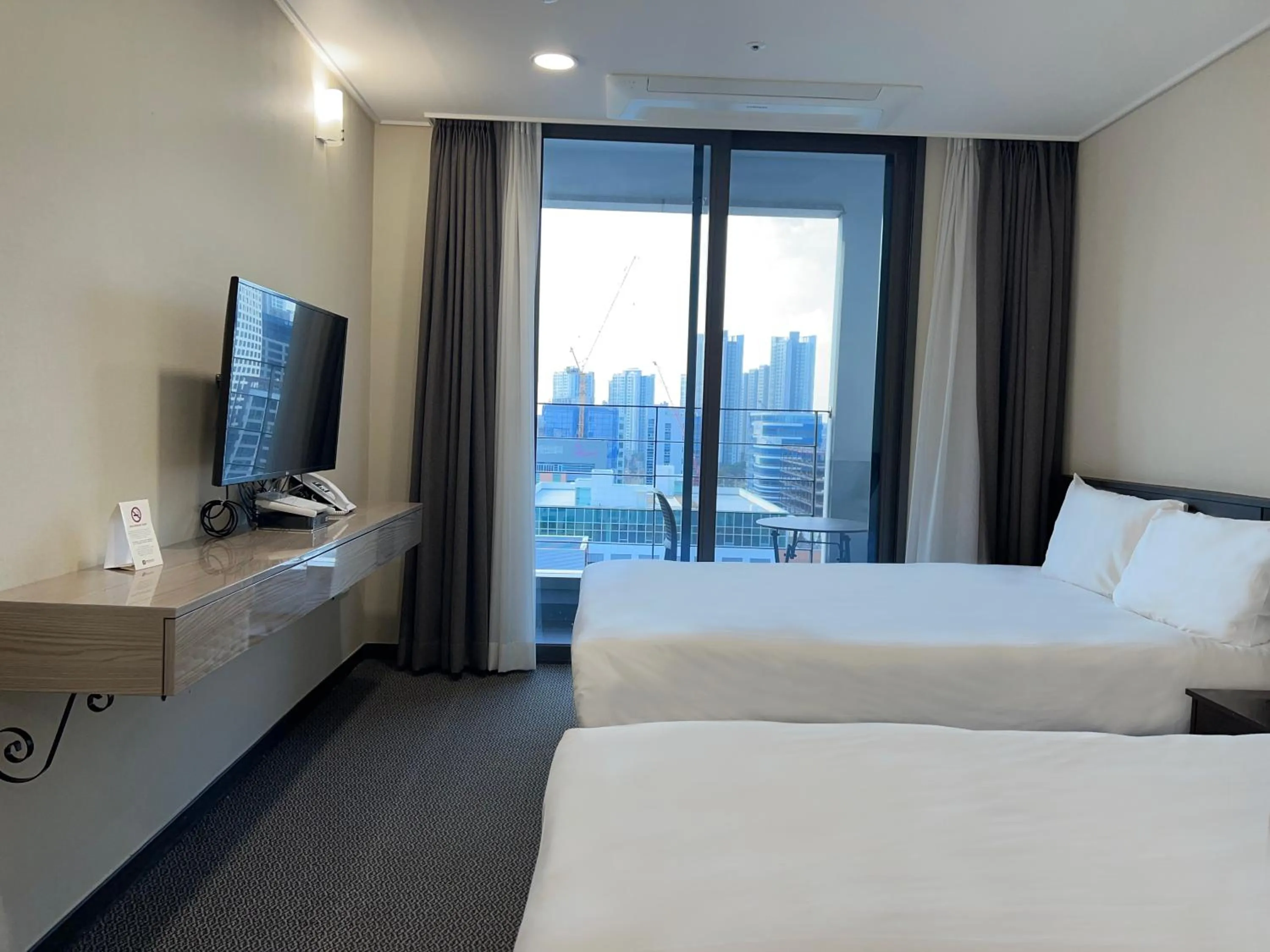 City view, Bed in Incheon Rivieraverium Hotel