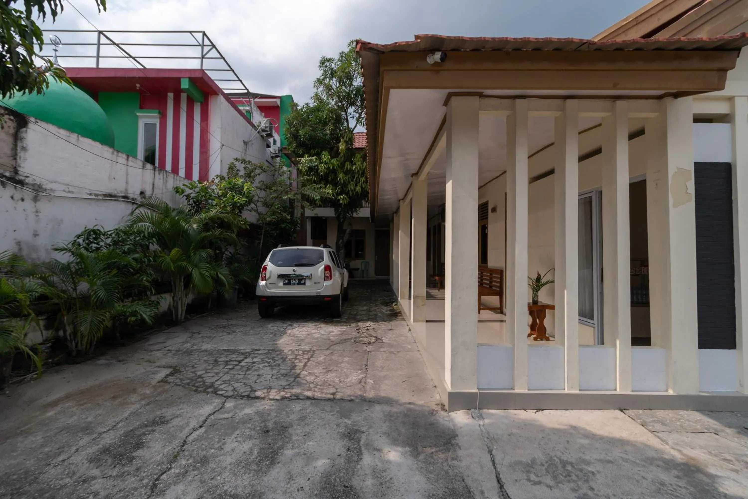 RedDoorz near RS Awal Bros Sudirman Pekanbaru