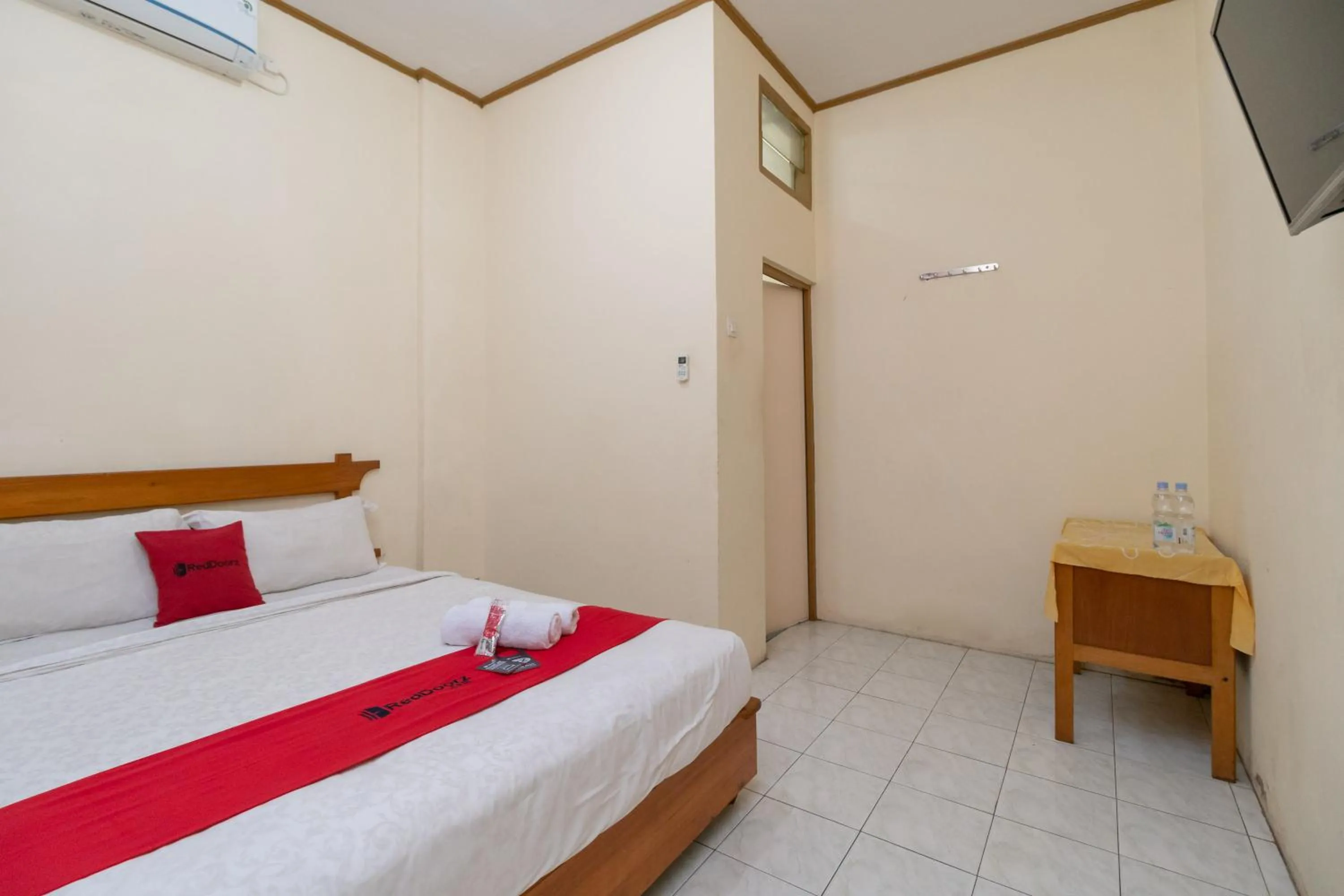Bed in RedDoorz near RS Awal Bros Sudirman Pekanbaru