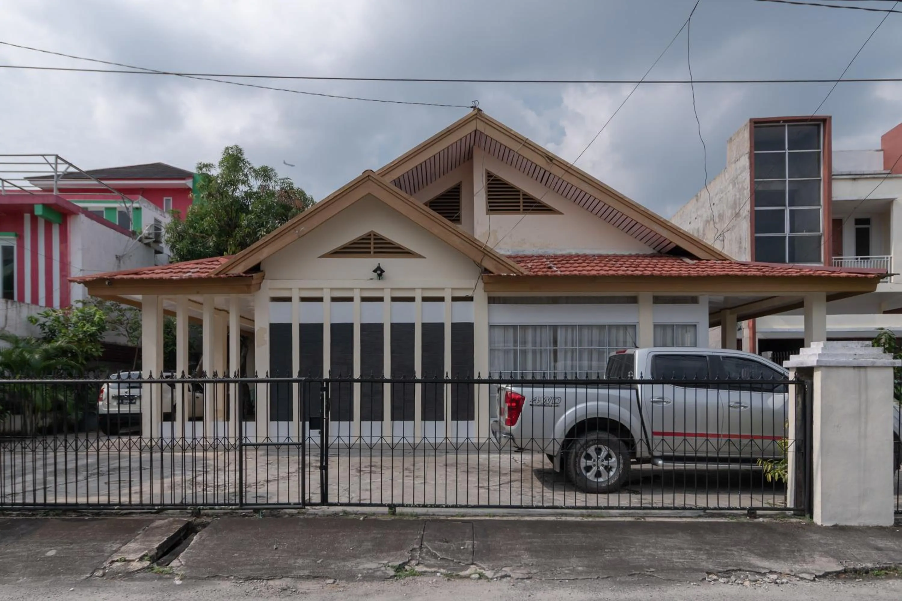 Property building in RedDoorz near RS Awal Bros Sudirman Pekanbaru