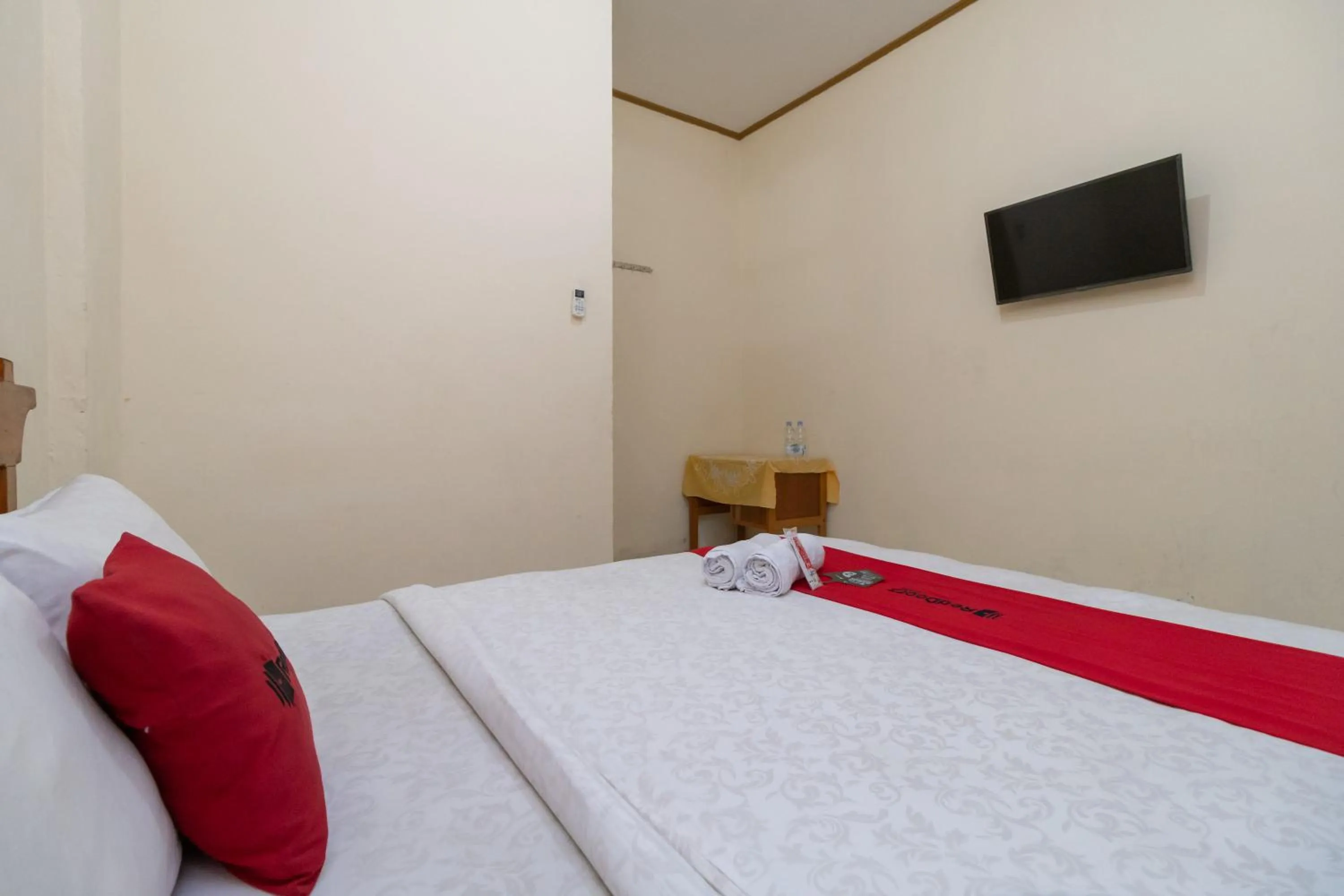 Bed in RedDoorz near RS Awal Bros Sudirman Pekanbaru