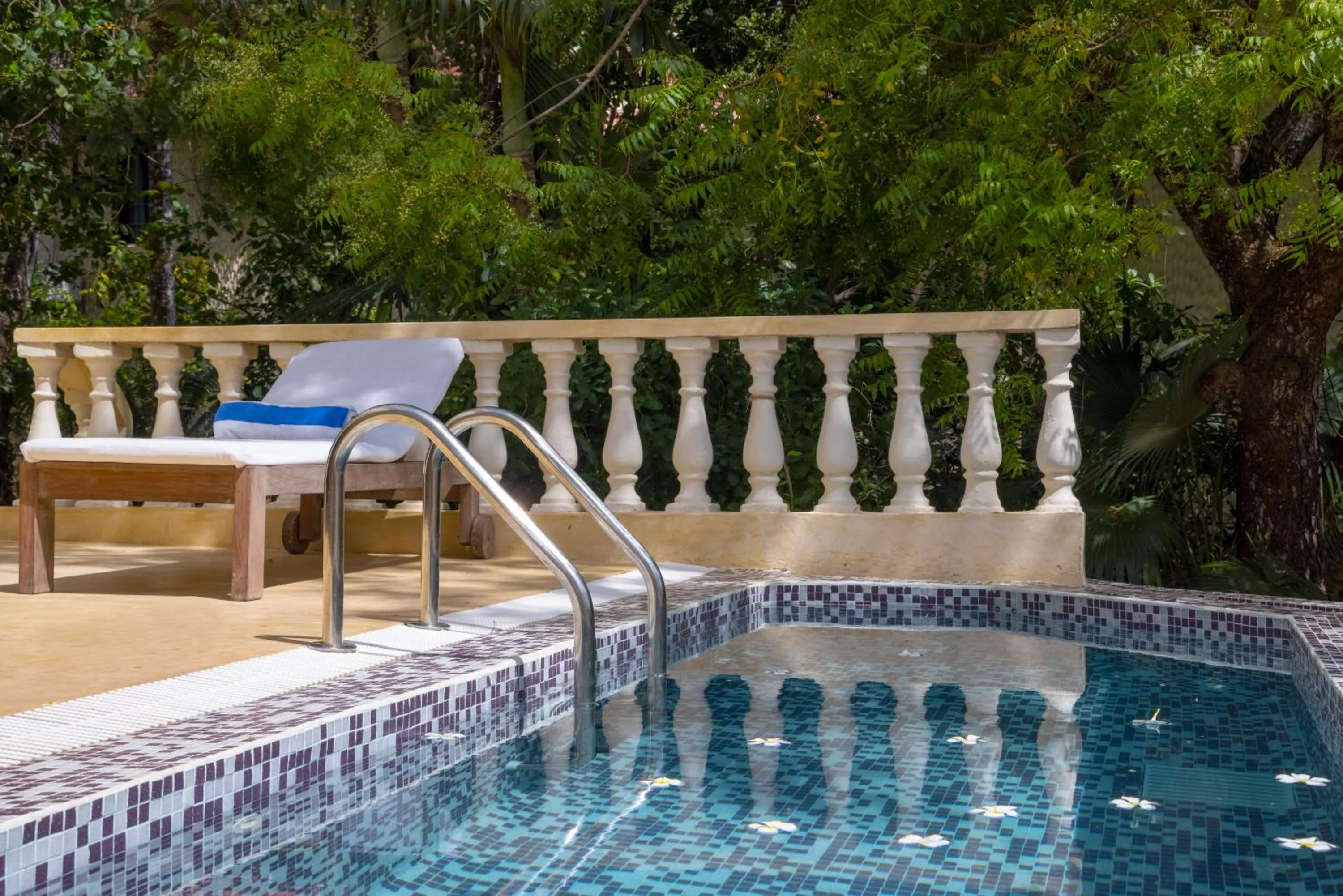 Swimming pool in Blue Marlin Beach Hotel