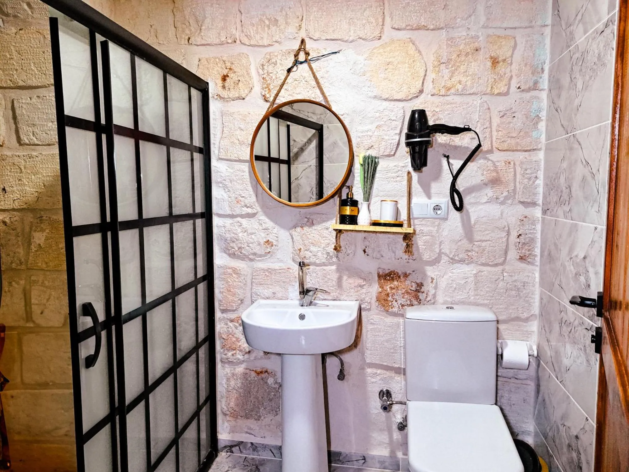 Bathroom in Mons Masius Hotel Teras