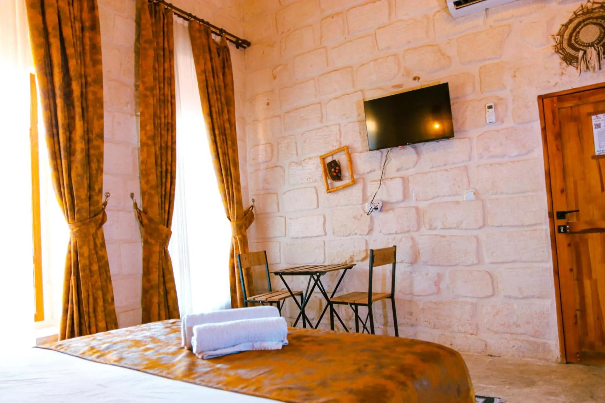 Communal lounge/ TV room, Bed in Mons Masius Hotel Teras