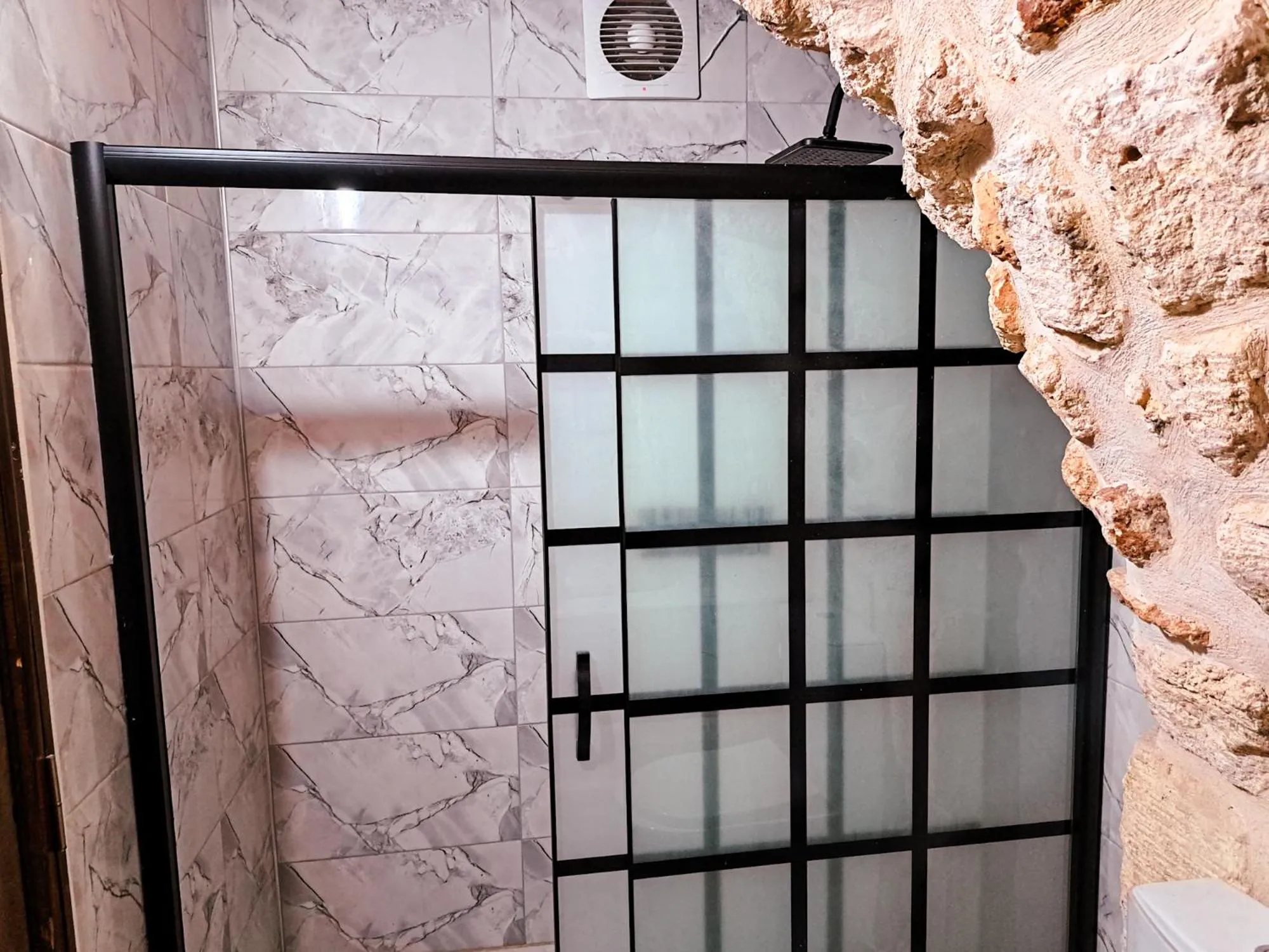 Shower in Mons Masius Hotel Teras