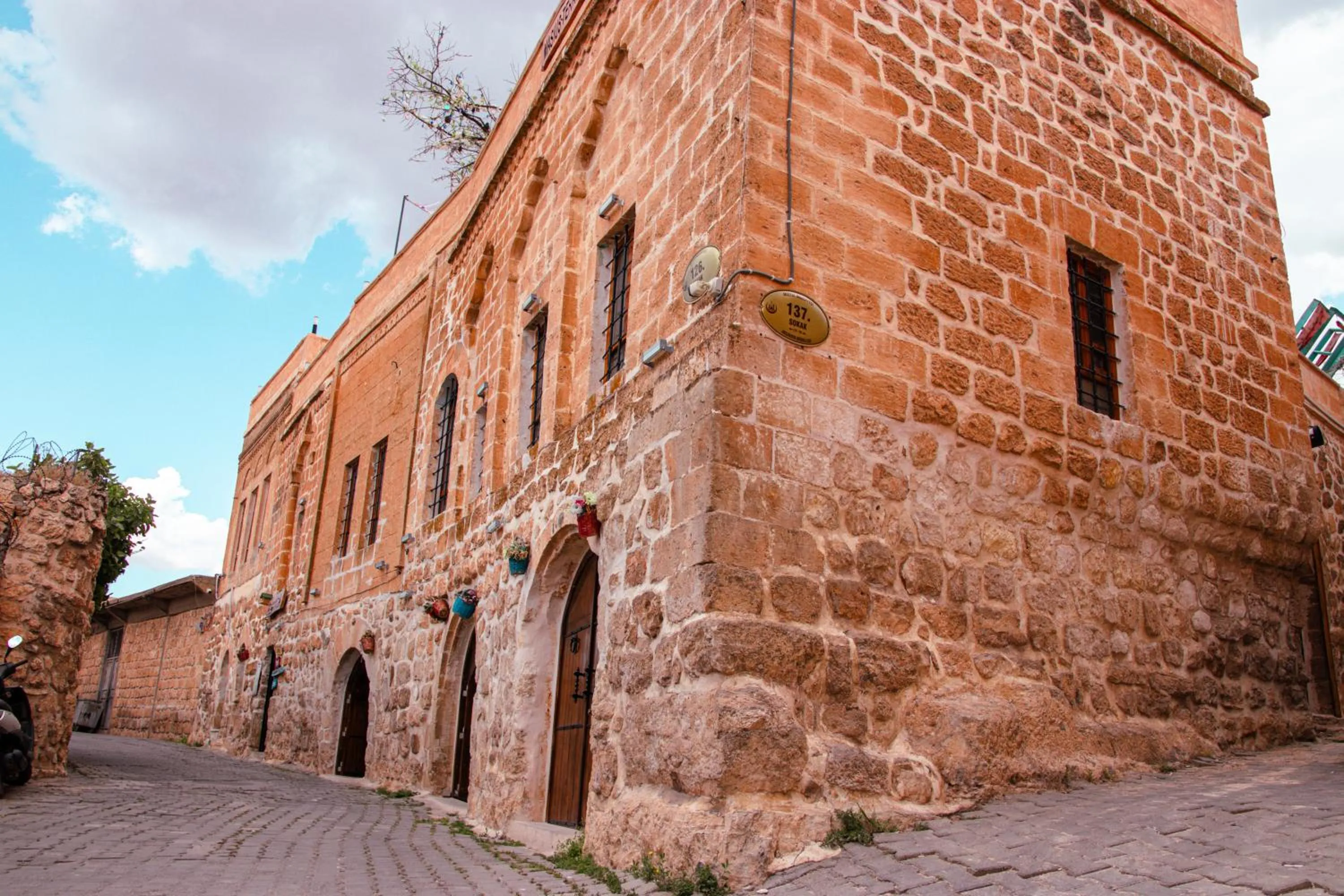 Quiet street view in Mons Masius Hotel Teras