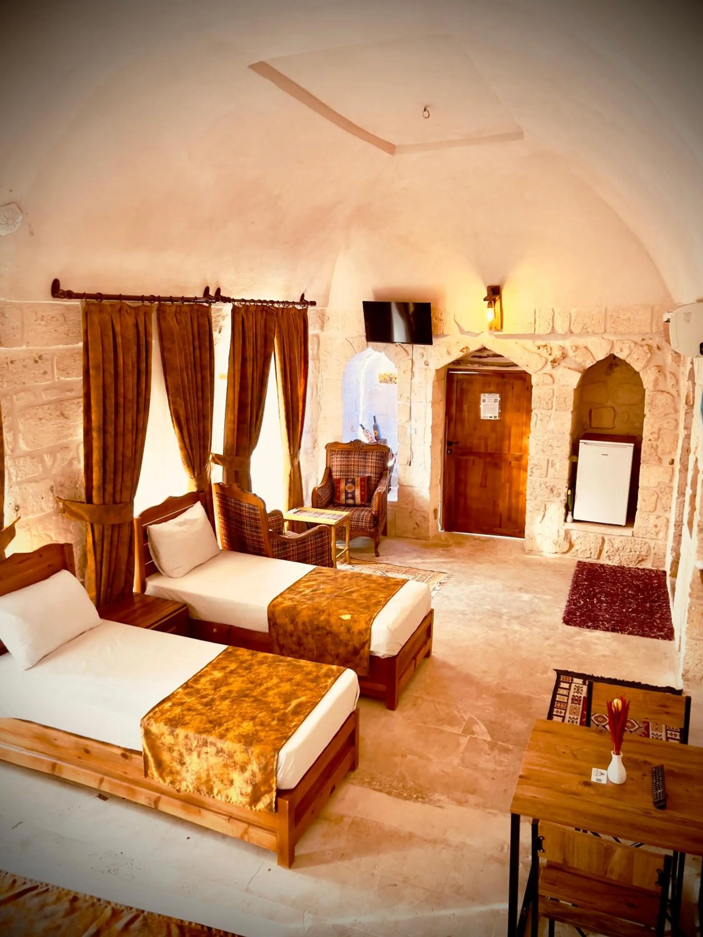 Communal lounge/ TV room, Bed in Mons Masius Hotel Teras