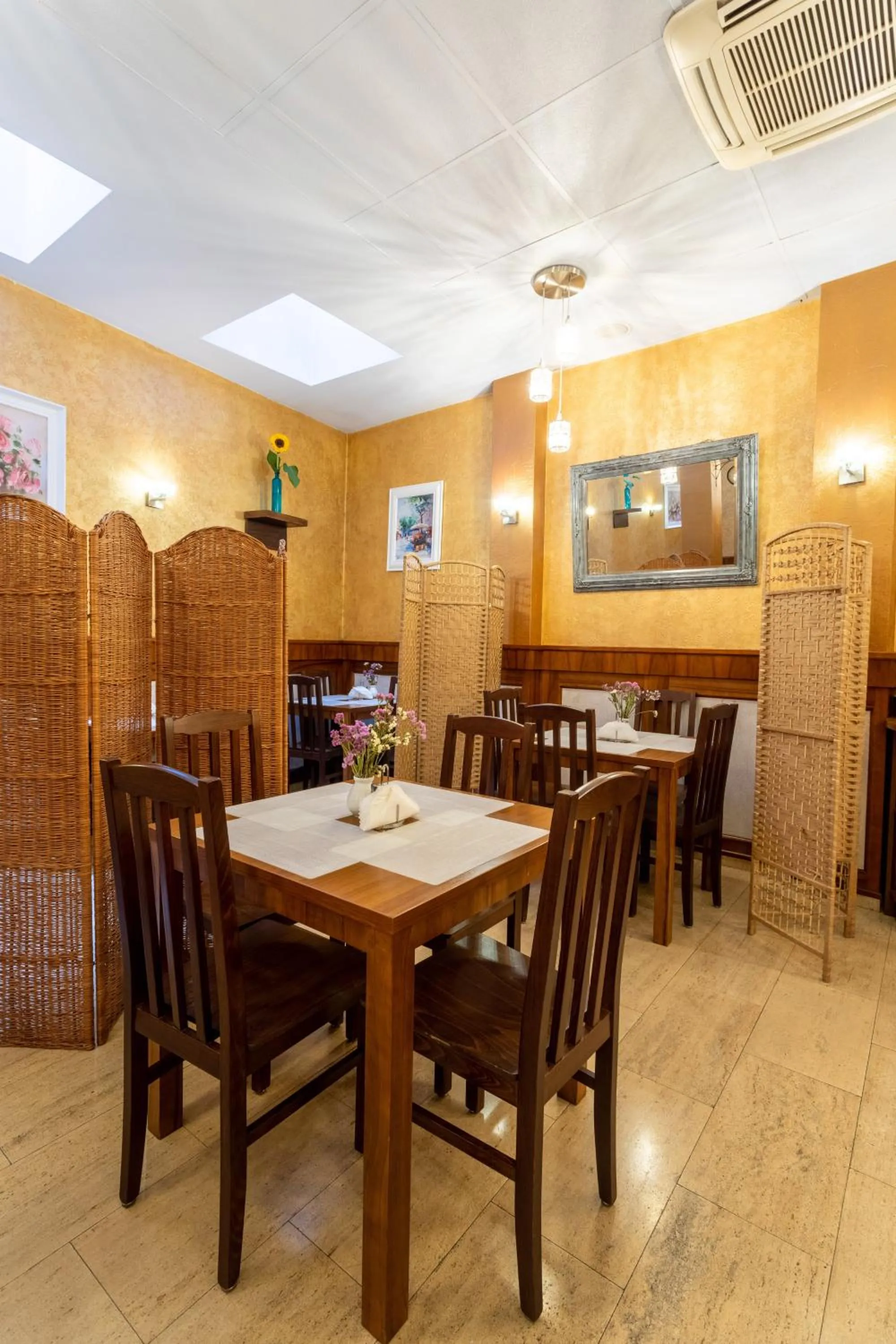 Restaurant/places to eat in David Boutique Hotel