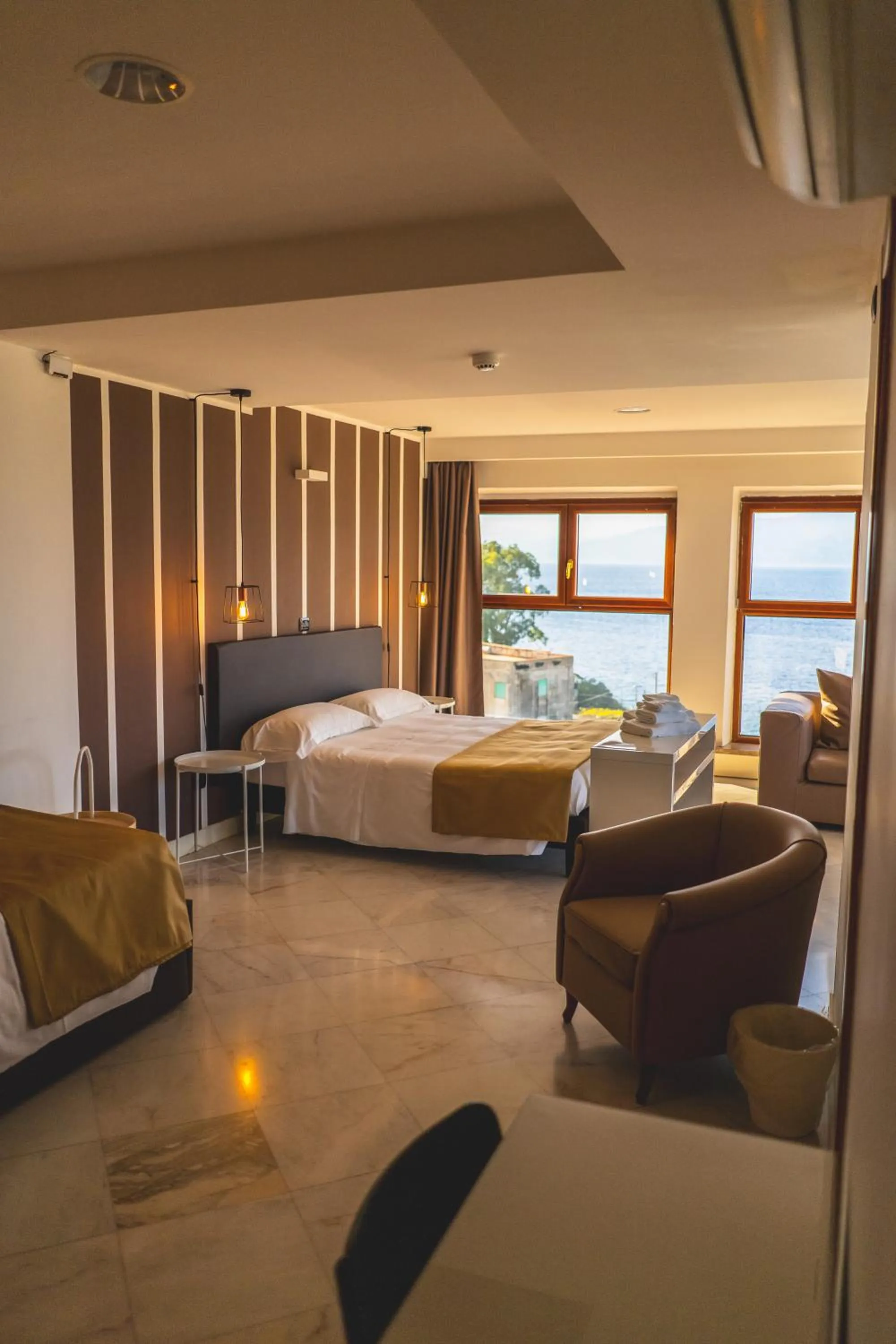 Photo of the whole room, Bed in Hotel Continental