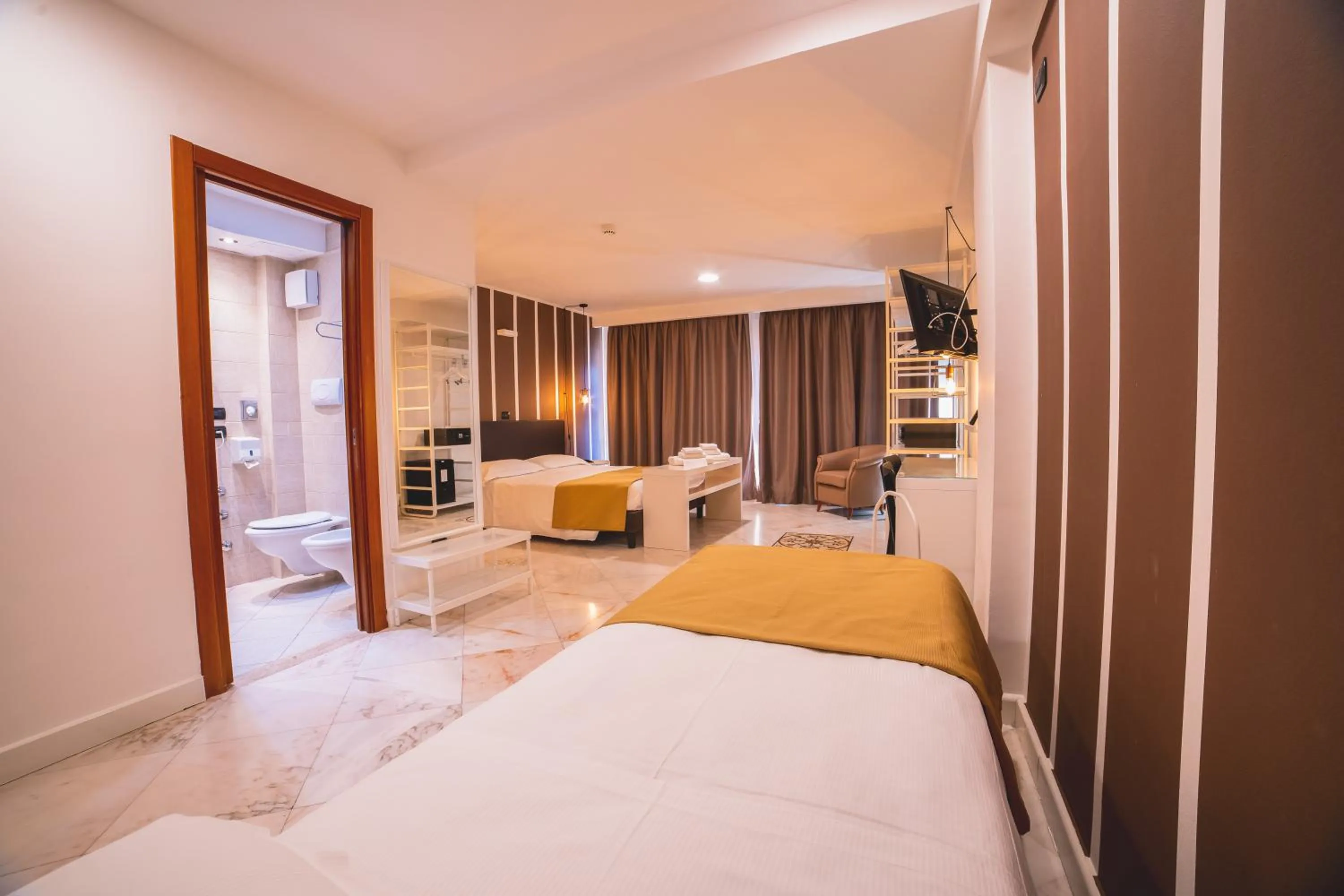 Photo of the whole room, Bed in Hotel Continental