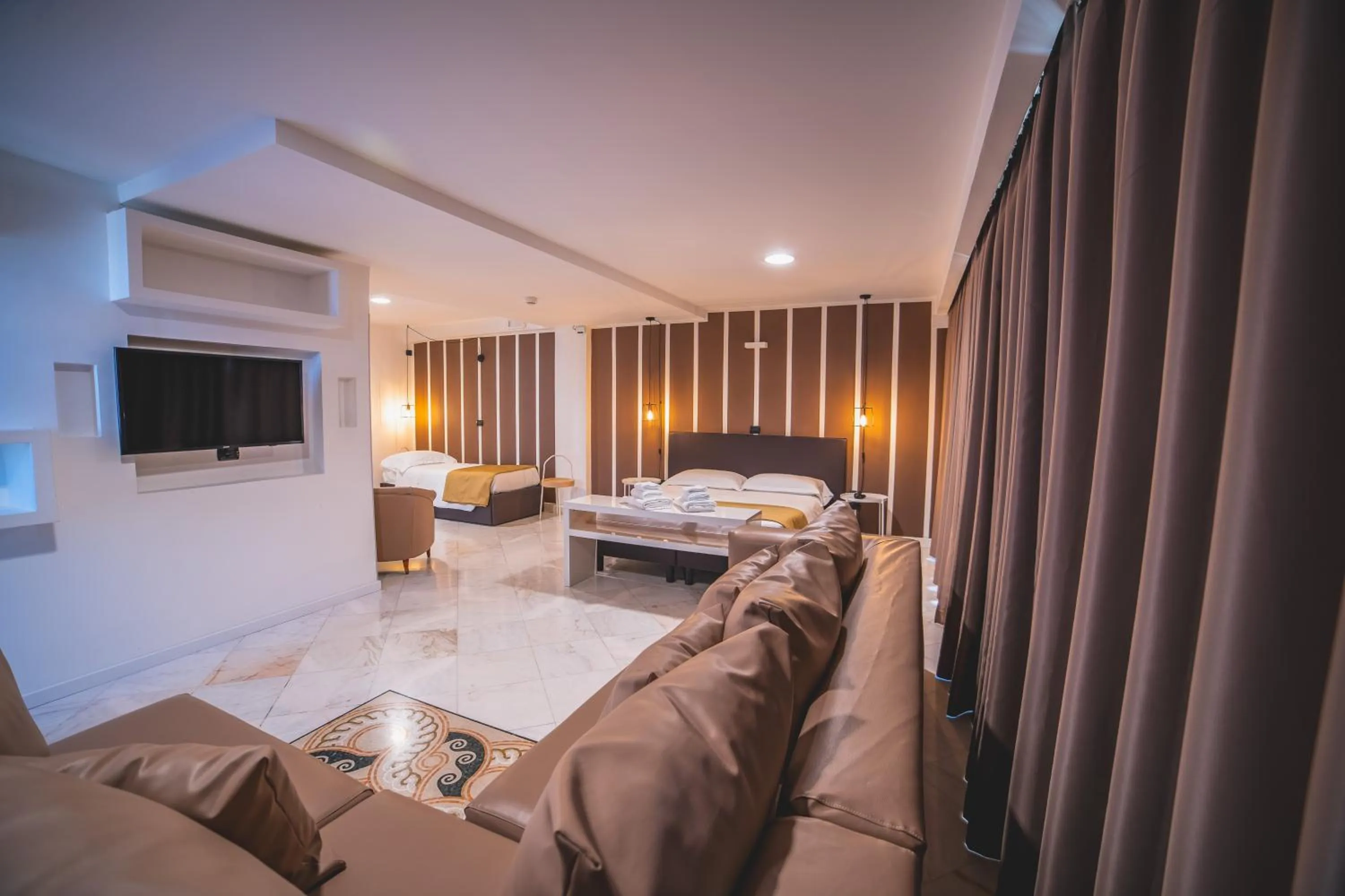 Photo of the whole room, Bed in Hotel Continental