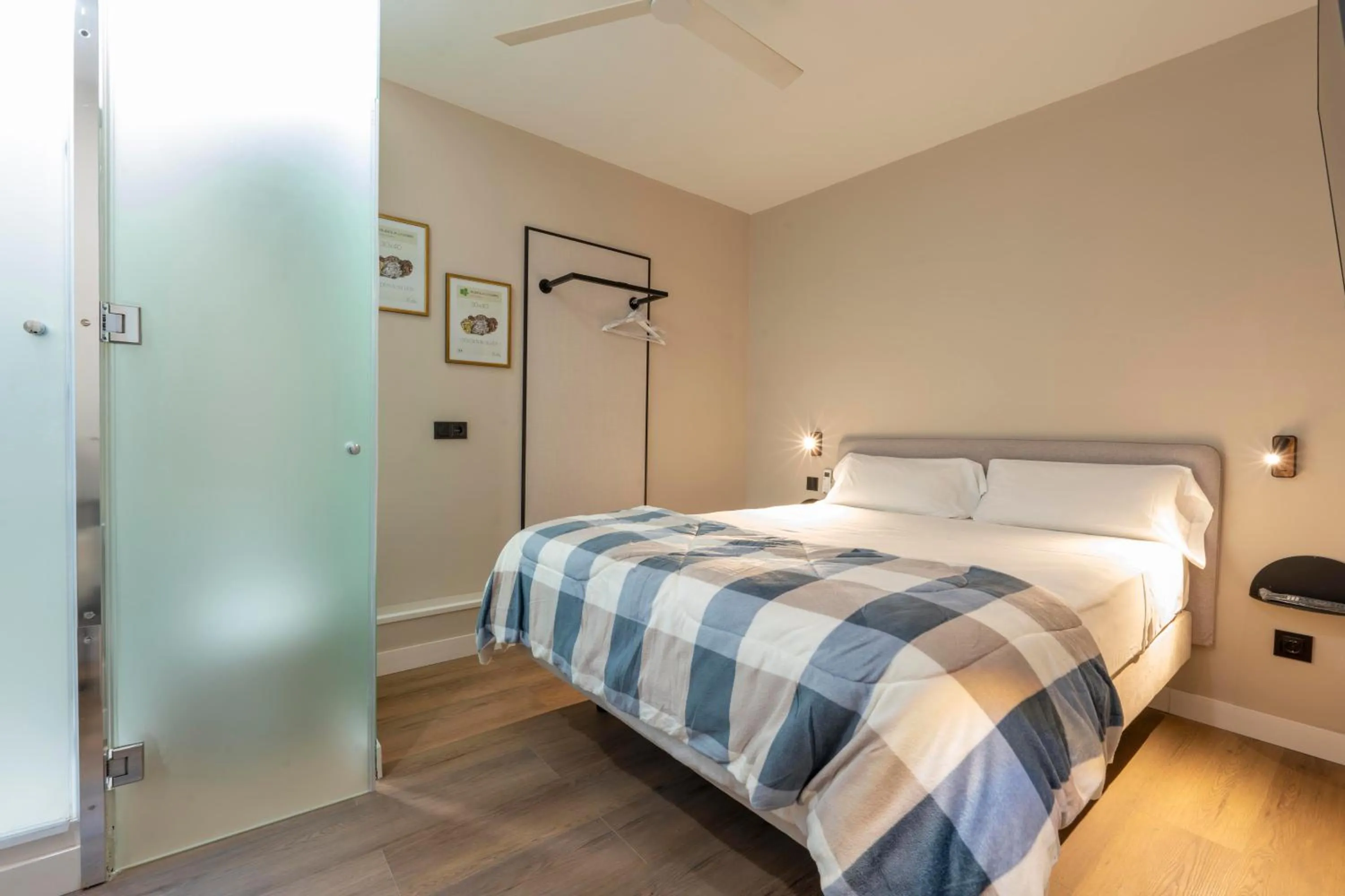 Bedroom, Bed in Negresco Plaza España