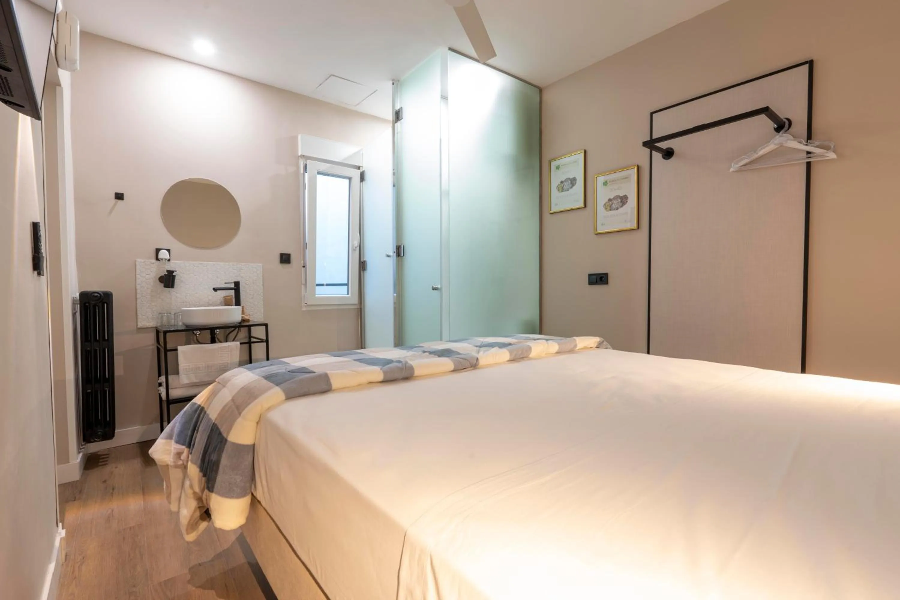 Bedroom, Bed in Negresco Plaza España