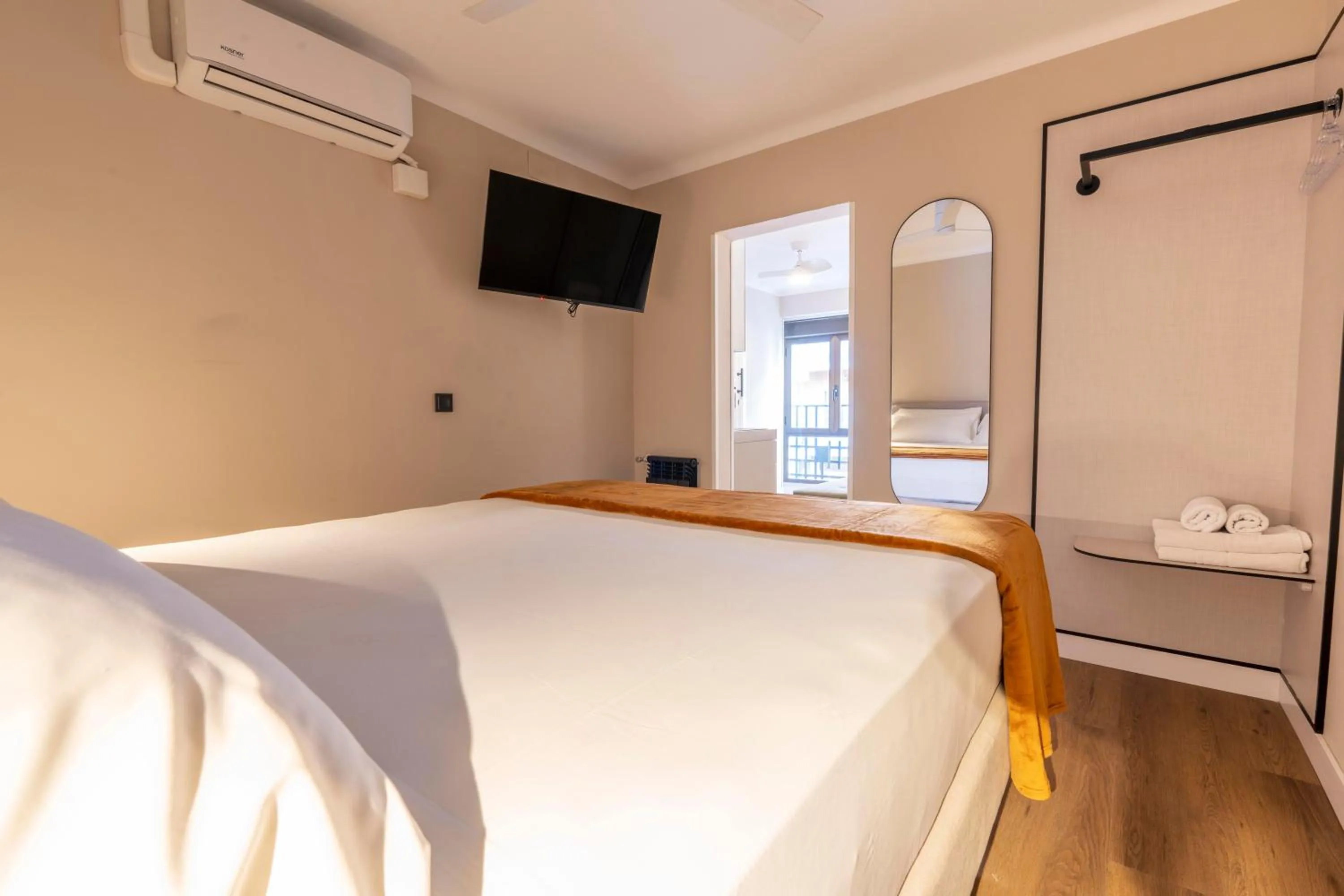 Bedroom, Bed in Negresco Plaza España