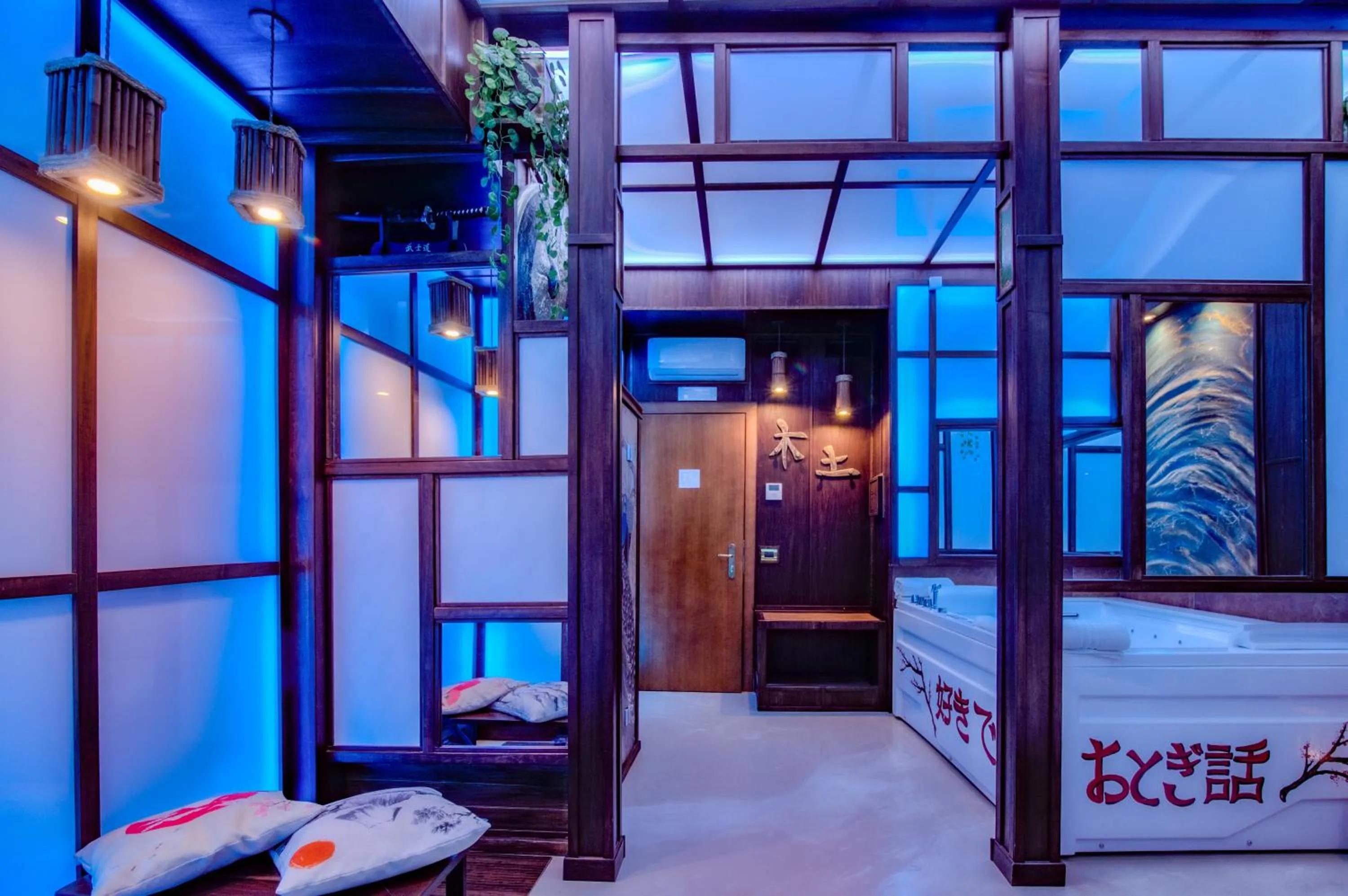 Hot Tub, Bed in MagicSuite Guest House Roma Vaticano