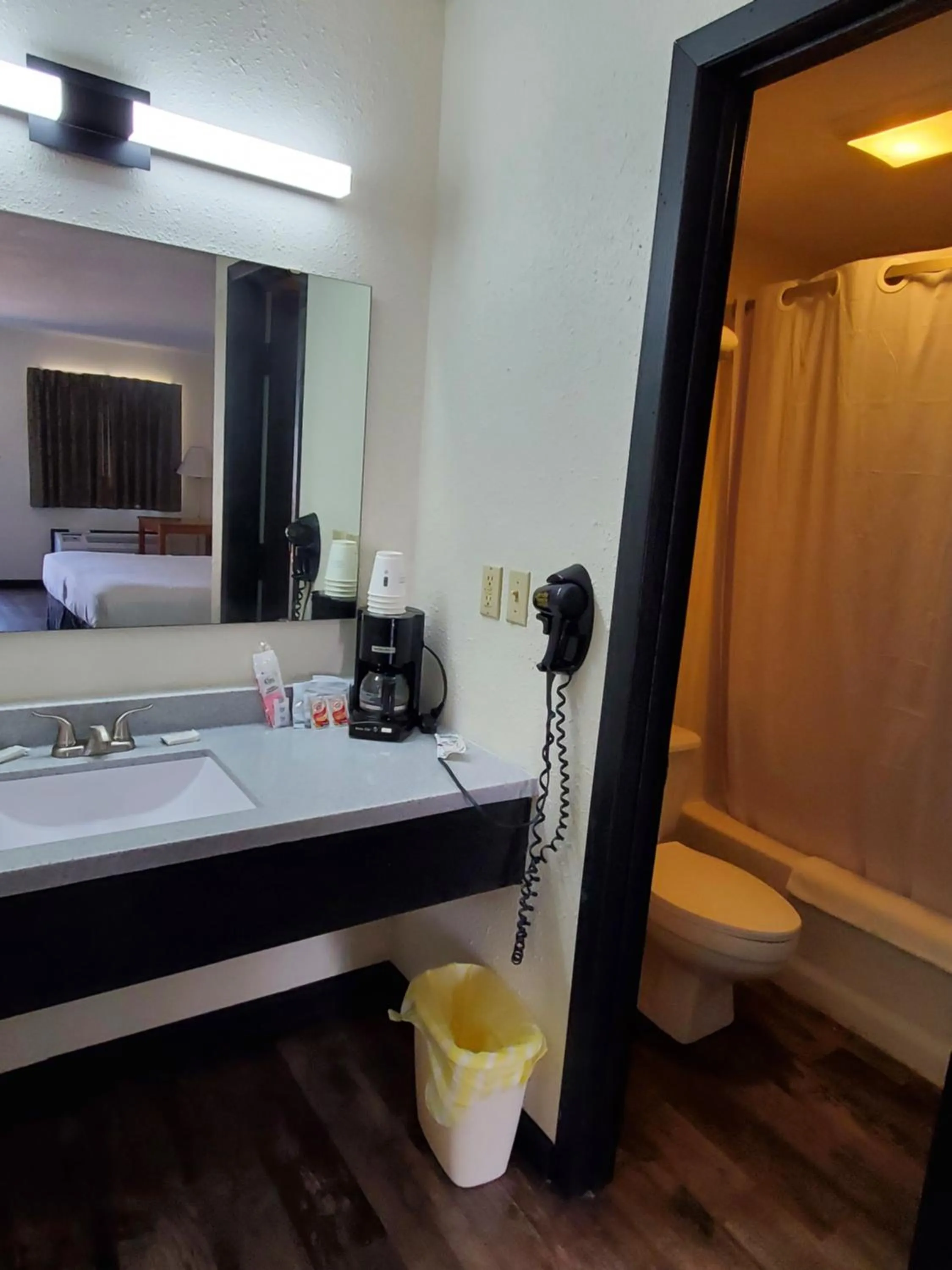 Bathroom, Bed in Cactus Inn and Suites