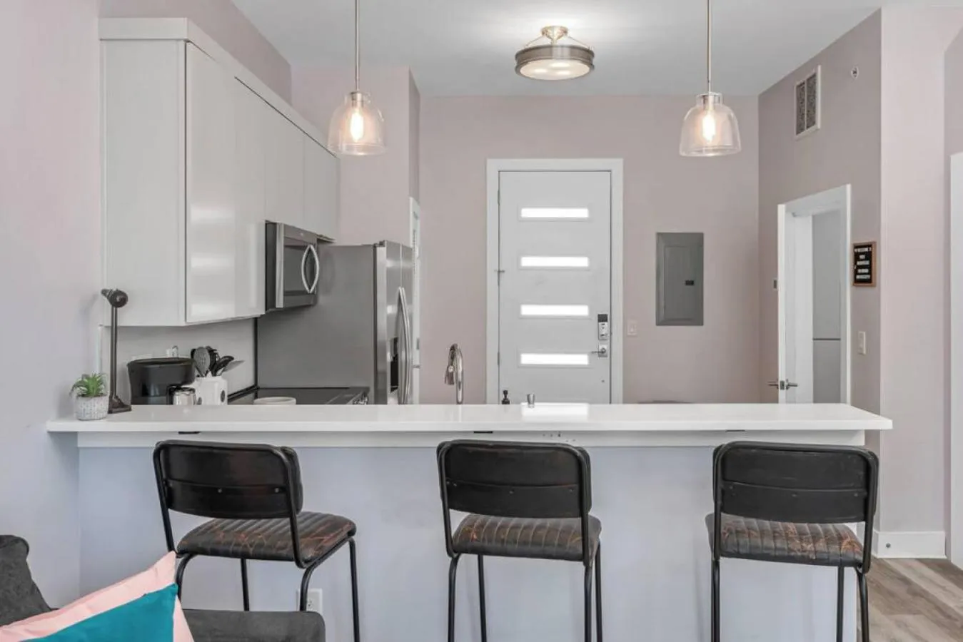 Lounge or bar in 1st Floor Condo No Steps - 2 miles to Downtown