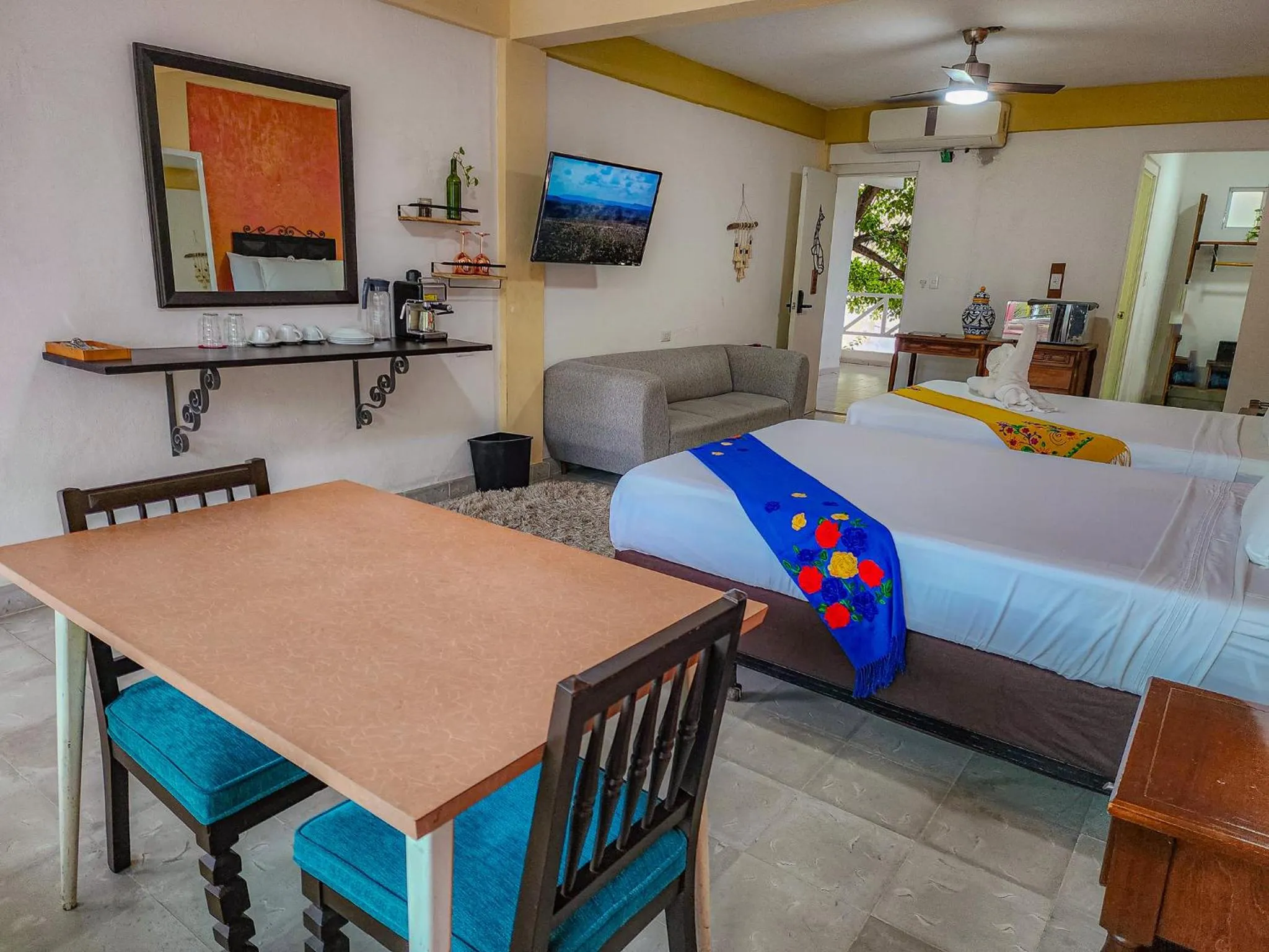 Dining area, Bed in Antillas