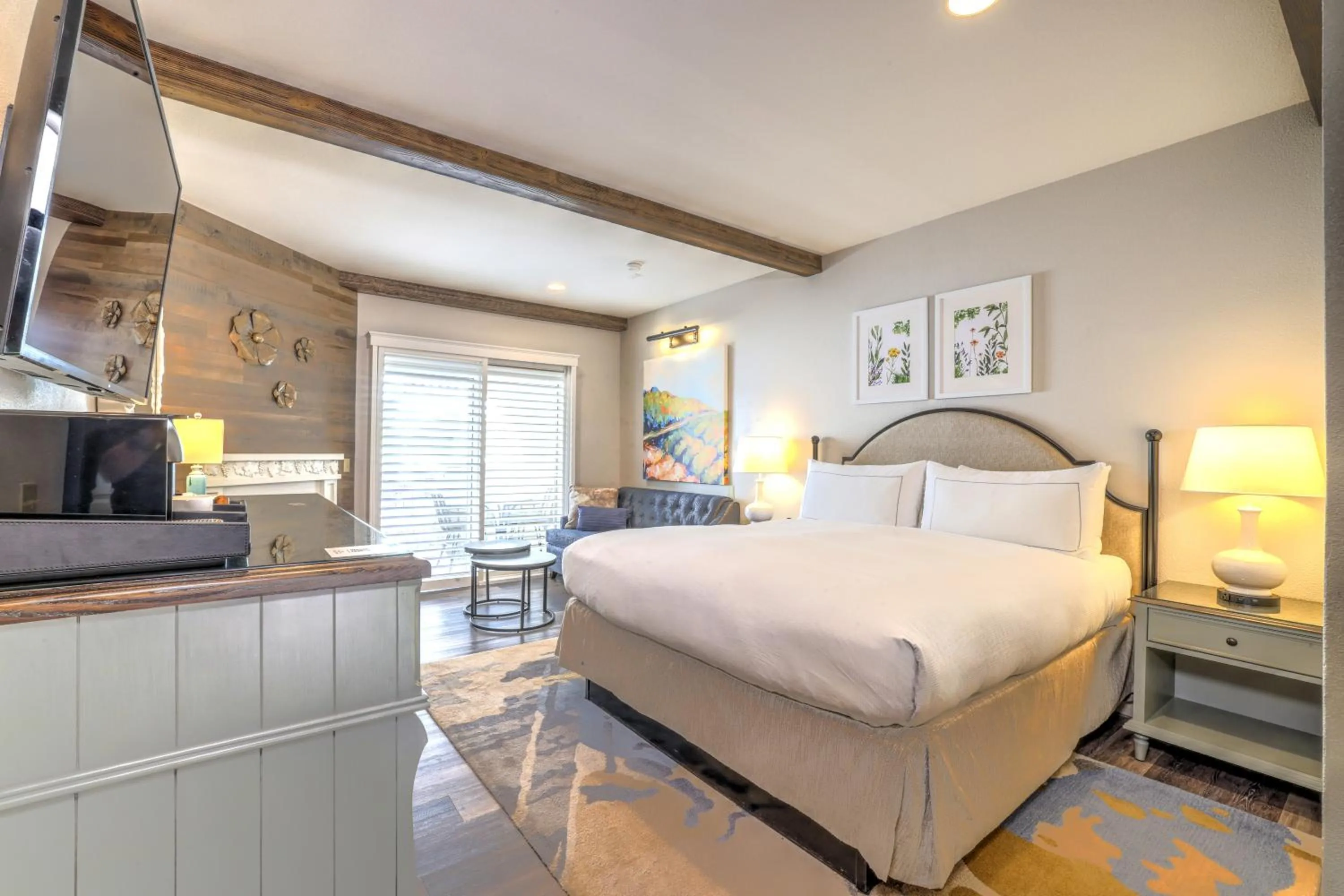 Bedroom, Bed in The Lodge at Healdsburg, Tapestry Collection by Hilton