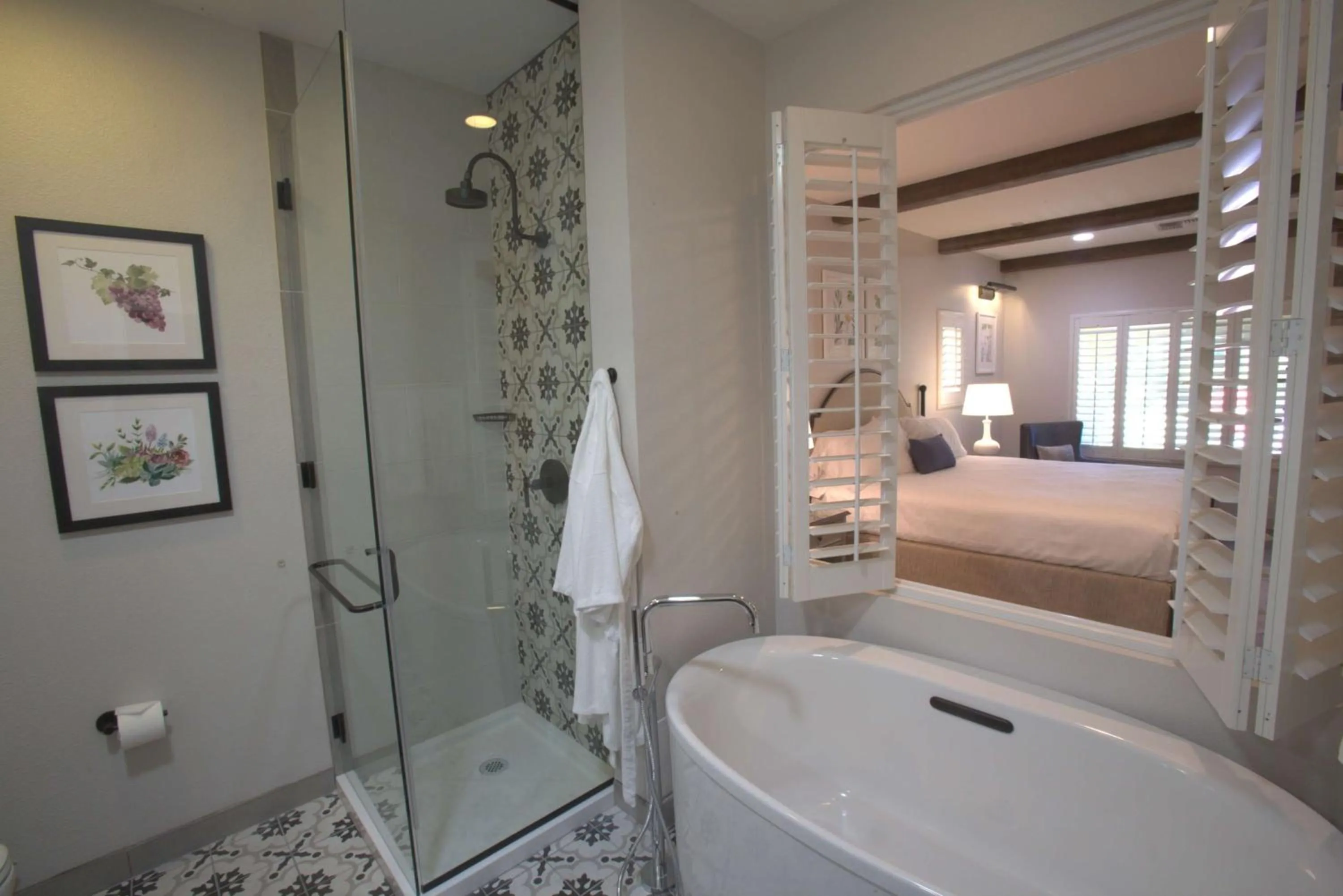 Bathroom, Bed in The Lodge at Healdsburg, Tapestry Collection by Hilton