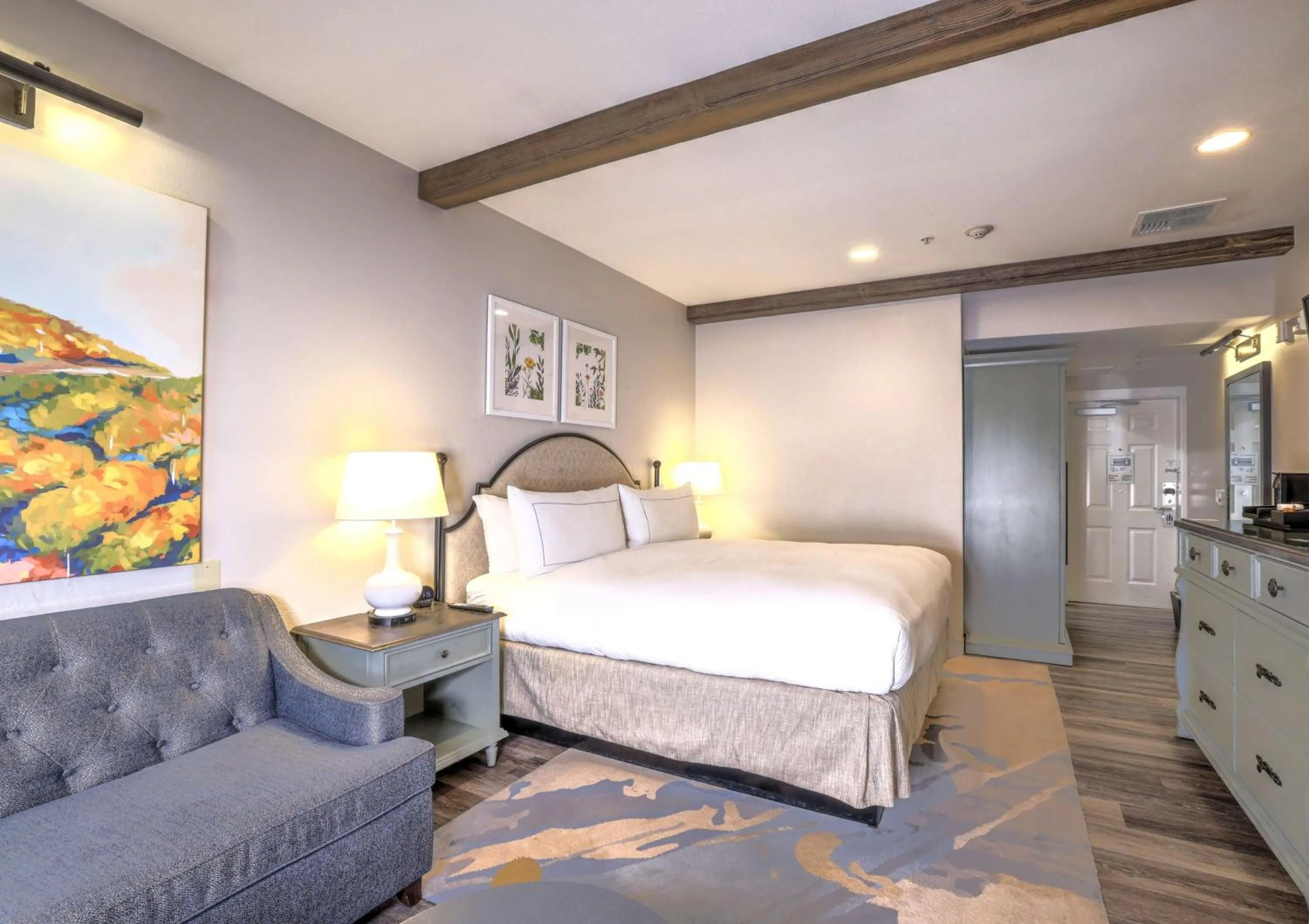 Bed in The Lodge at Healdsburg, Tapestry Collection by Hilton