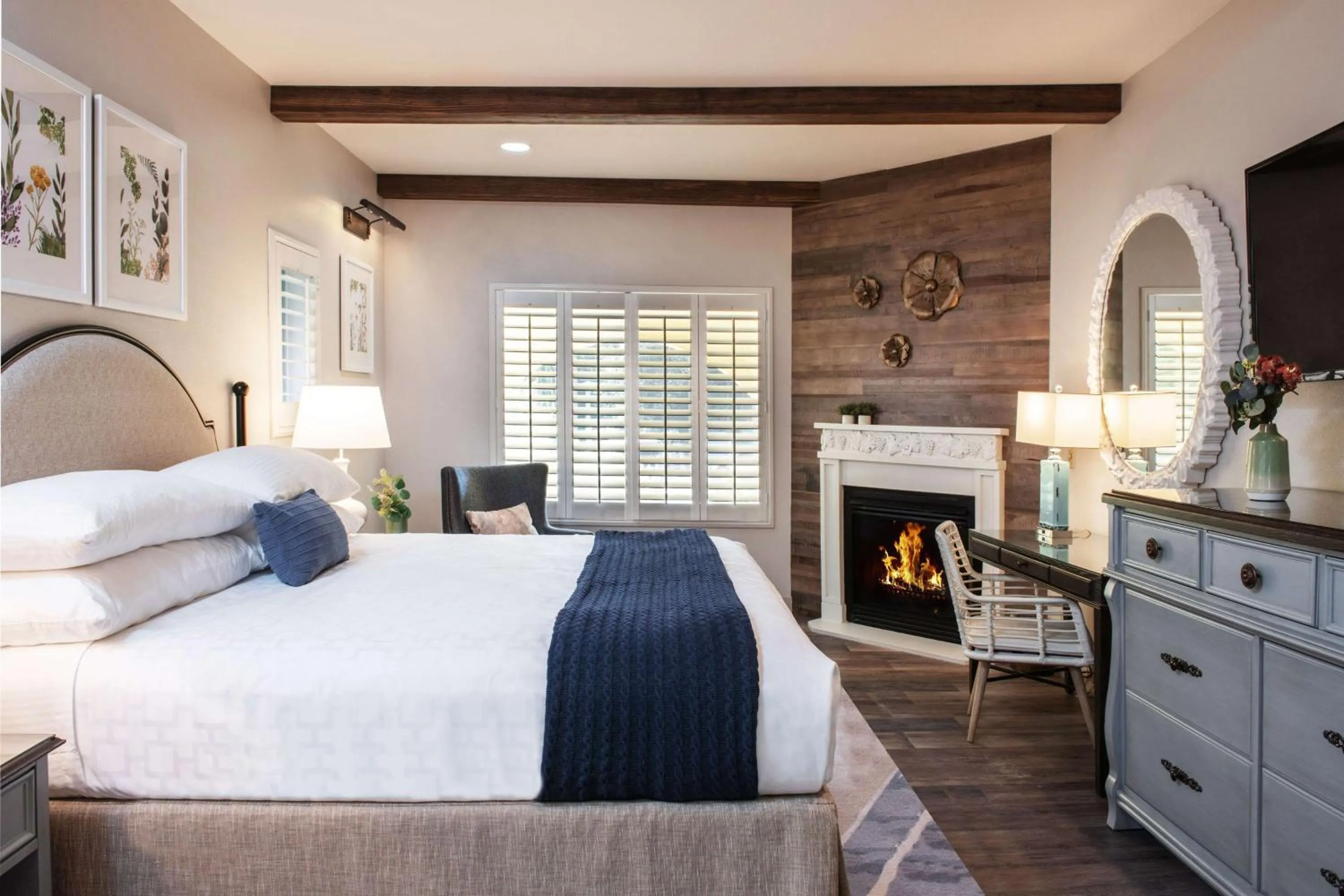 Bedroom, Bed in The Lodge at Healdsburg, Tapestry Collection by Hilton