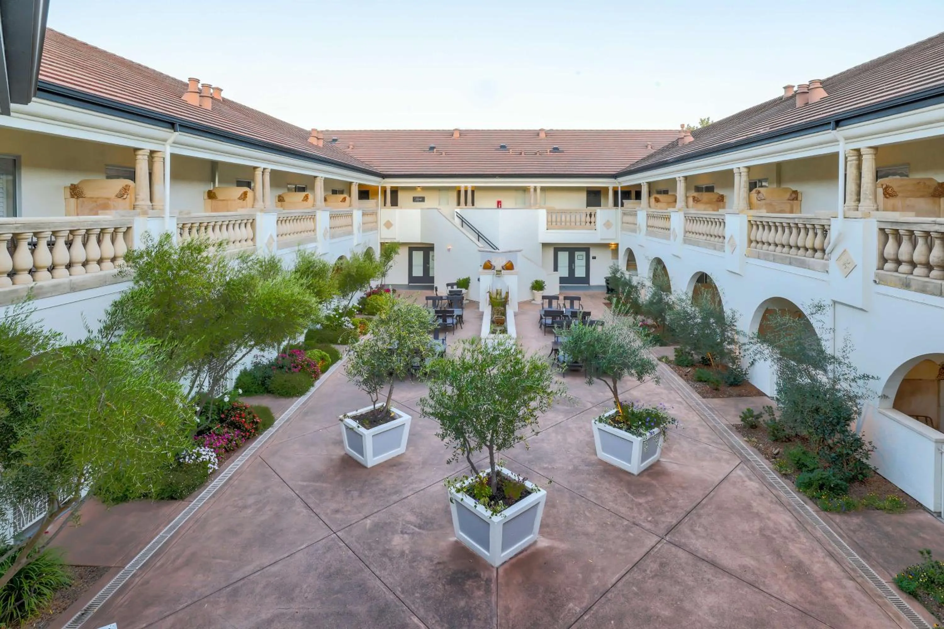 Inner courtyard view in The Lodge at Healdsburg, Tapestry Collection by Hilton