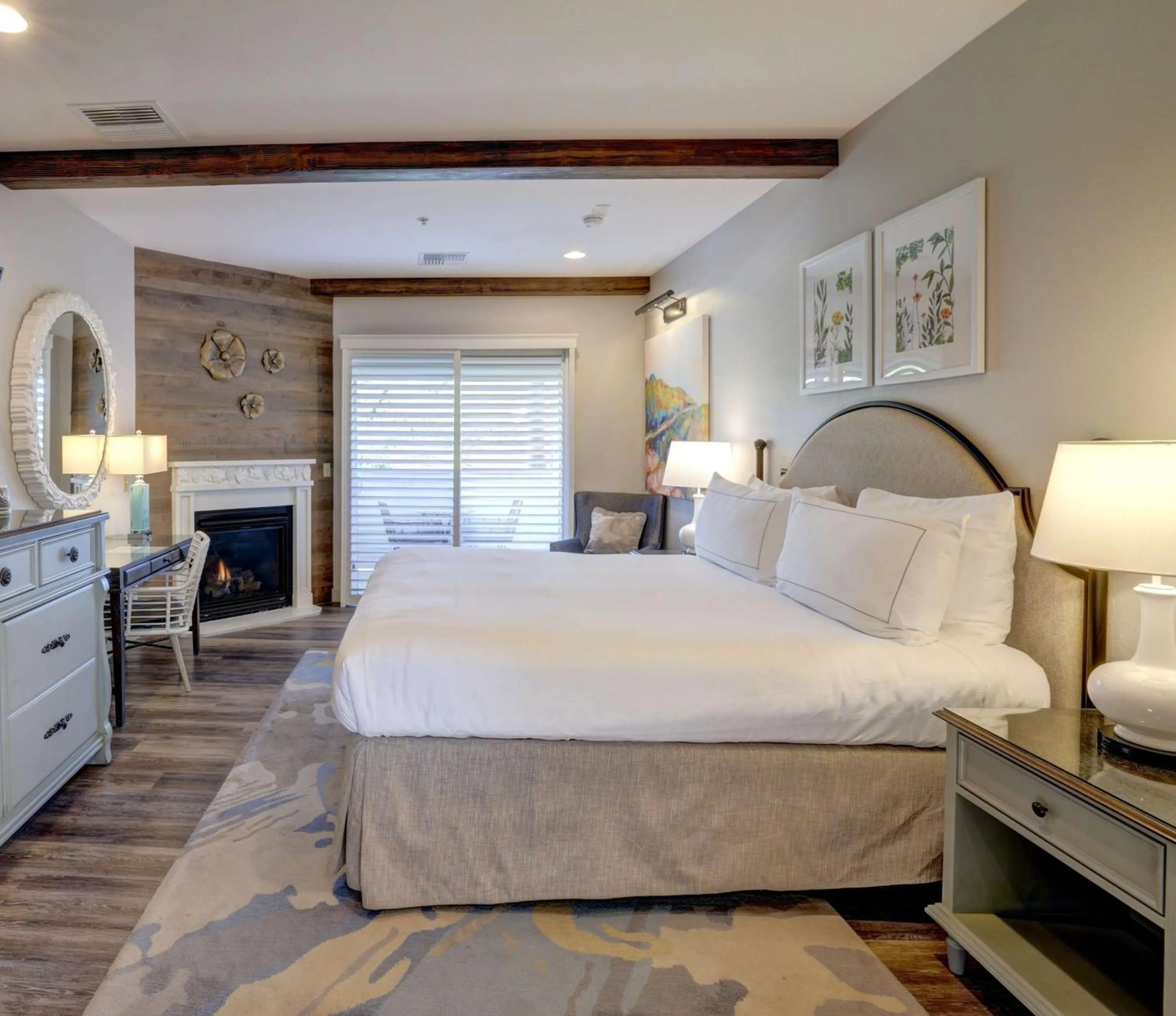 Bed in The Lodge at Healdsburg, Tapestry Collection by Hilton