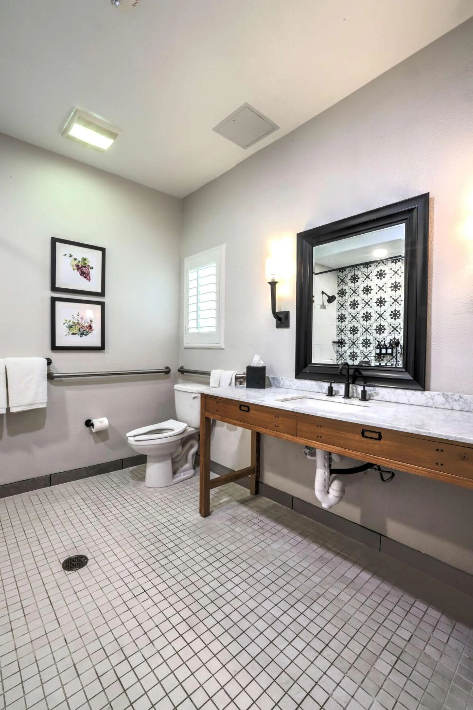 Bathroom in The Lodge at Healdsburg, Tapestry Collection by Hilton