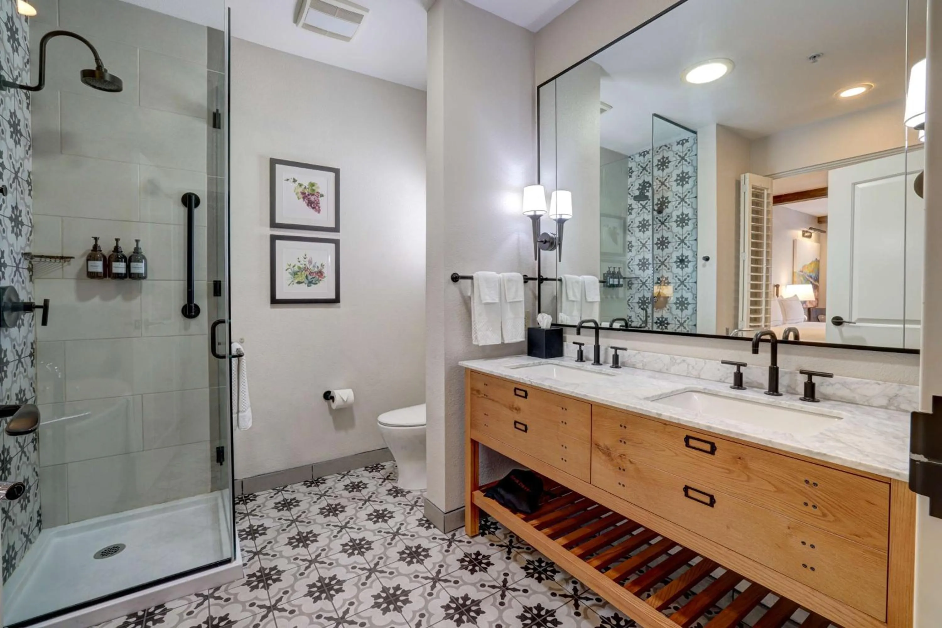 Bathroom in The Lodge at Healdsburg, Tapestry Collection by Hilton
