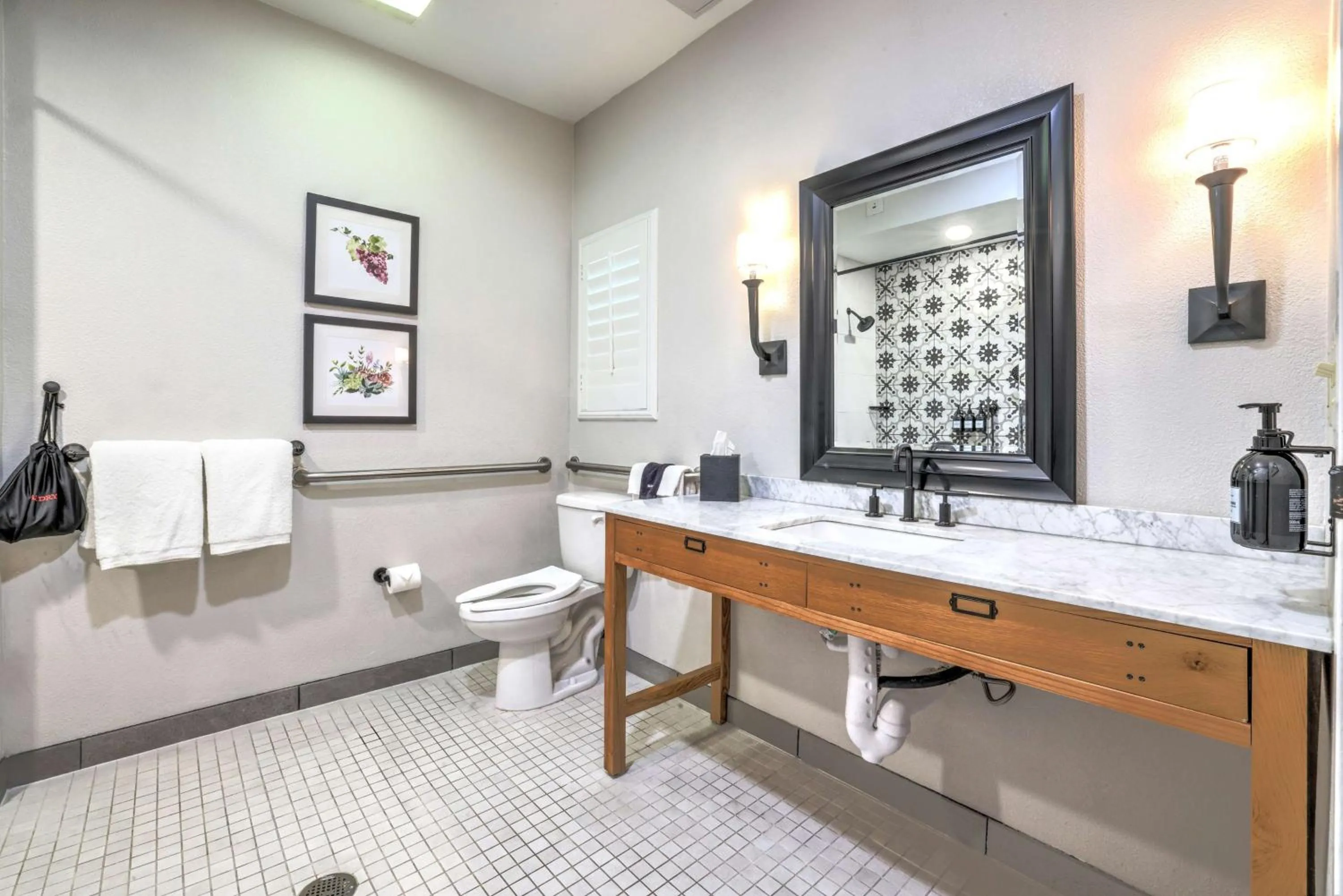 Bathroom in The Lodge at Healdsburg, Tapestry Collection by Hilton