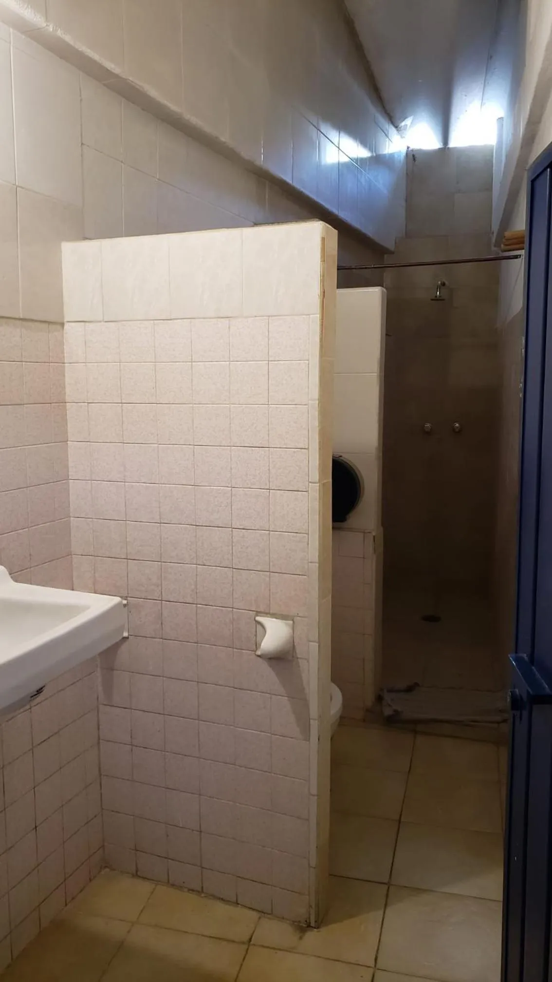 Shower in MayFlower Hotel & Hostal