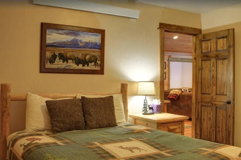 Bedroom, Bed in Fox Den Lodge