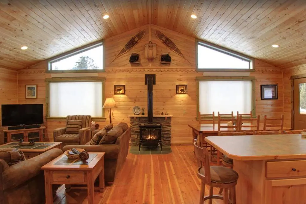 Living room in Fox Den Lodge