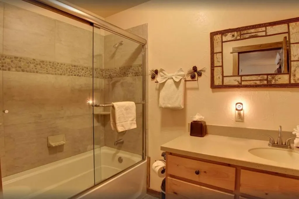 Bathroom in Fox Den Lodge