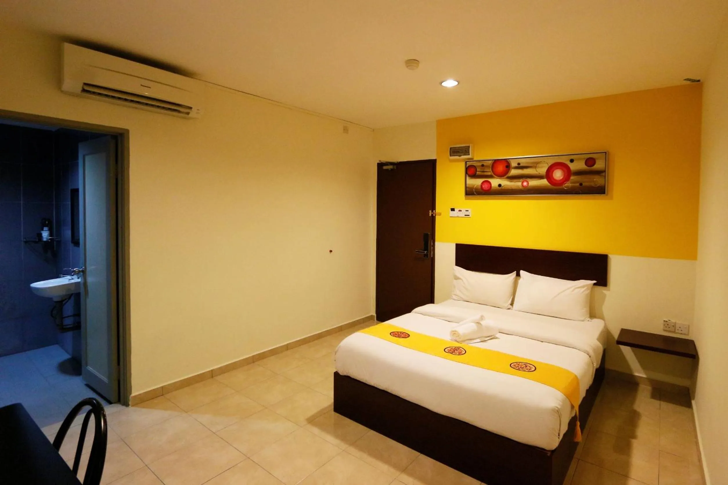 Photo of the whole room, Bed in Golden Roof Hotel Falim Ipoh