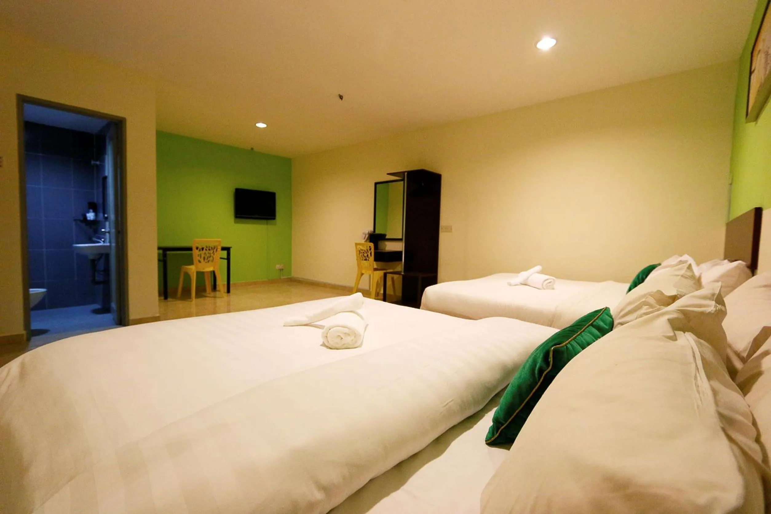 Photo of the whole room, Bed in Golden Roof Hotel Falim Ipoh