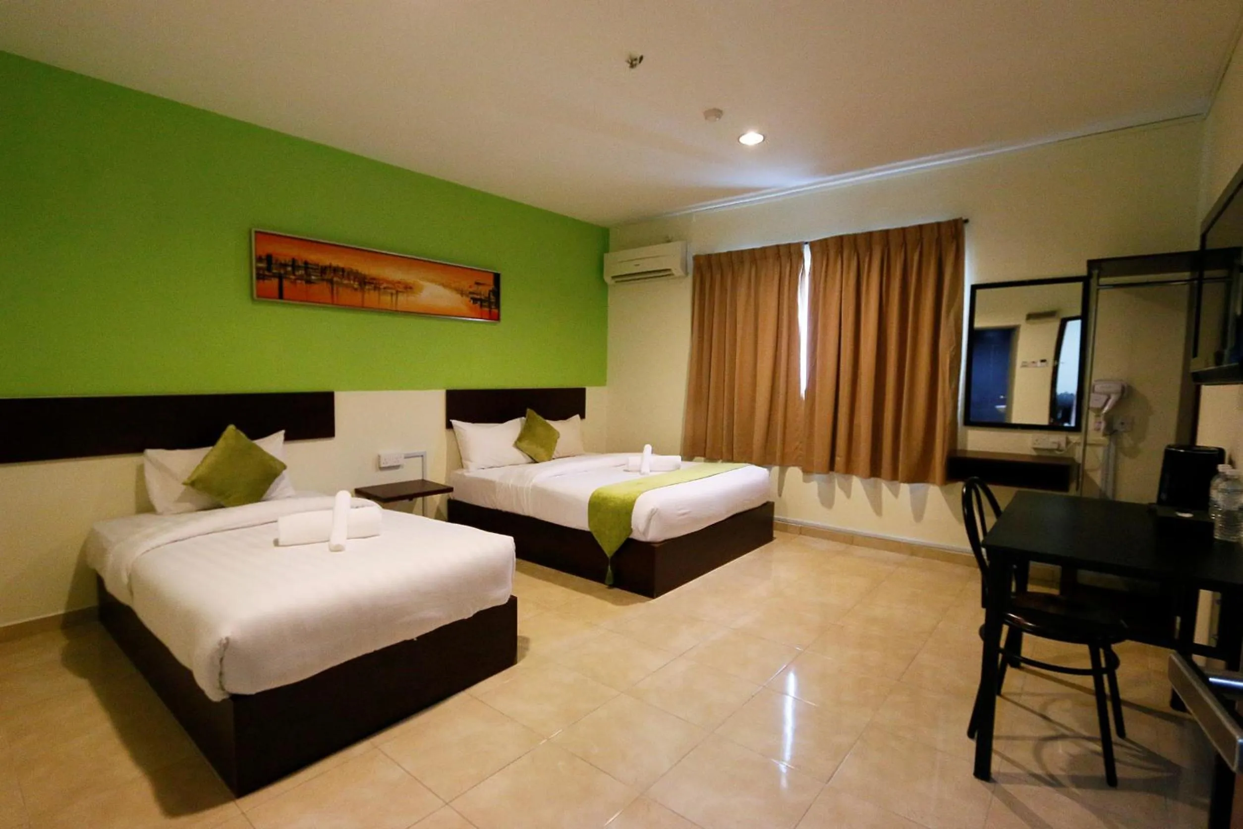 Photo of the whole room, Bed in Golden Roof Hotel Falim Ipoh