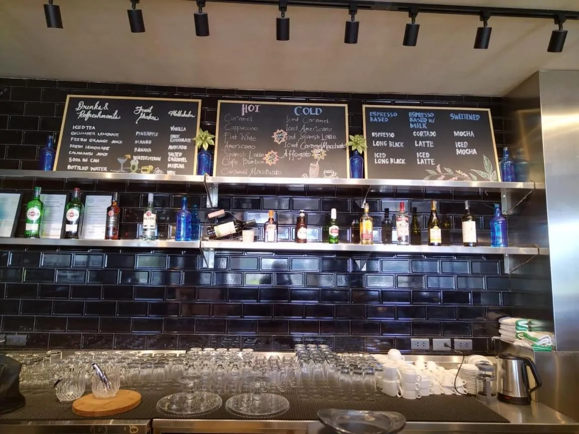 Restaurant/places to eat in Acro Residences