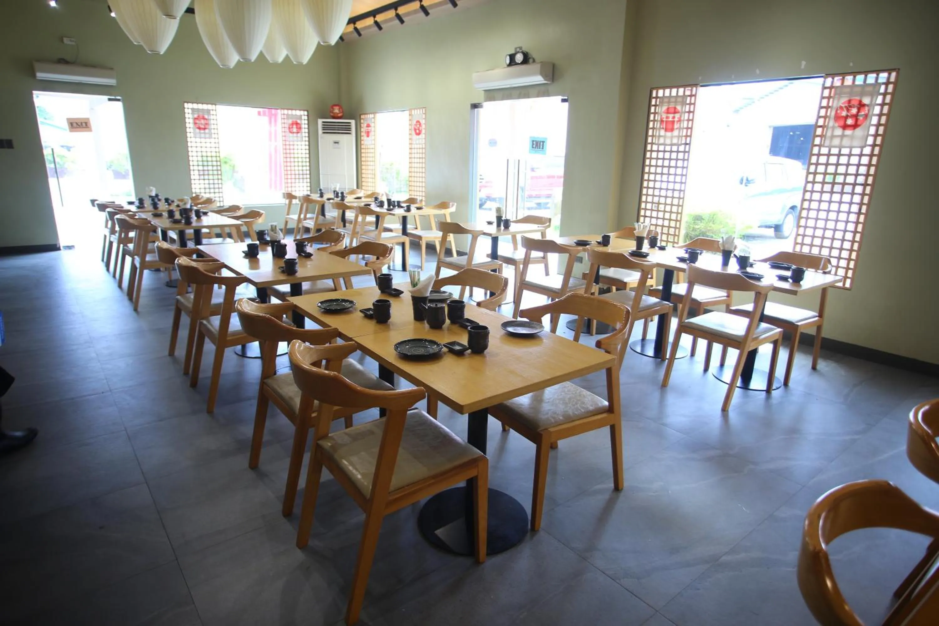 Restaurant/places to eat in Acro Residences