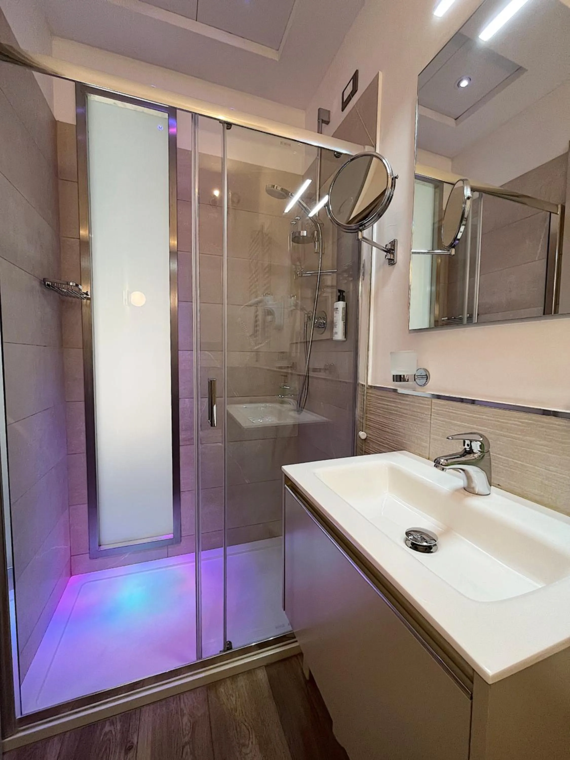 Shower in Hotel Regina