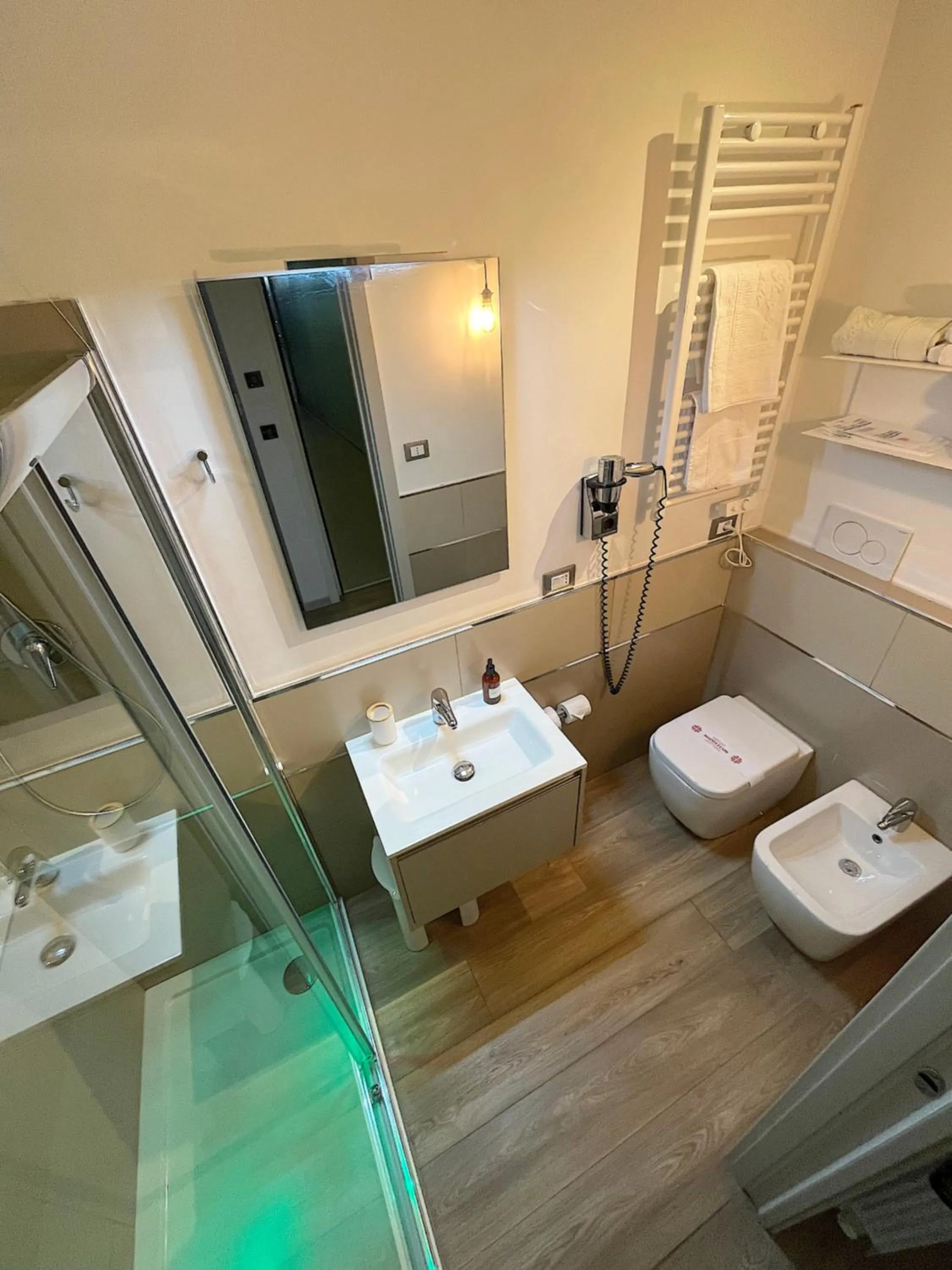 Shower in Hotel Regina