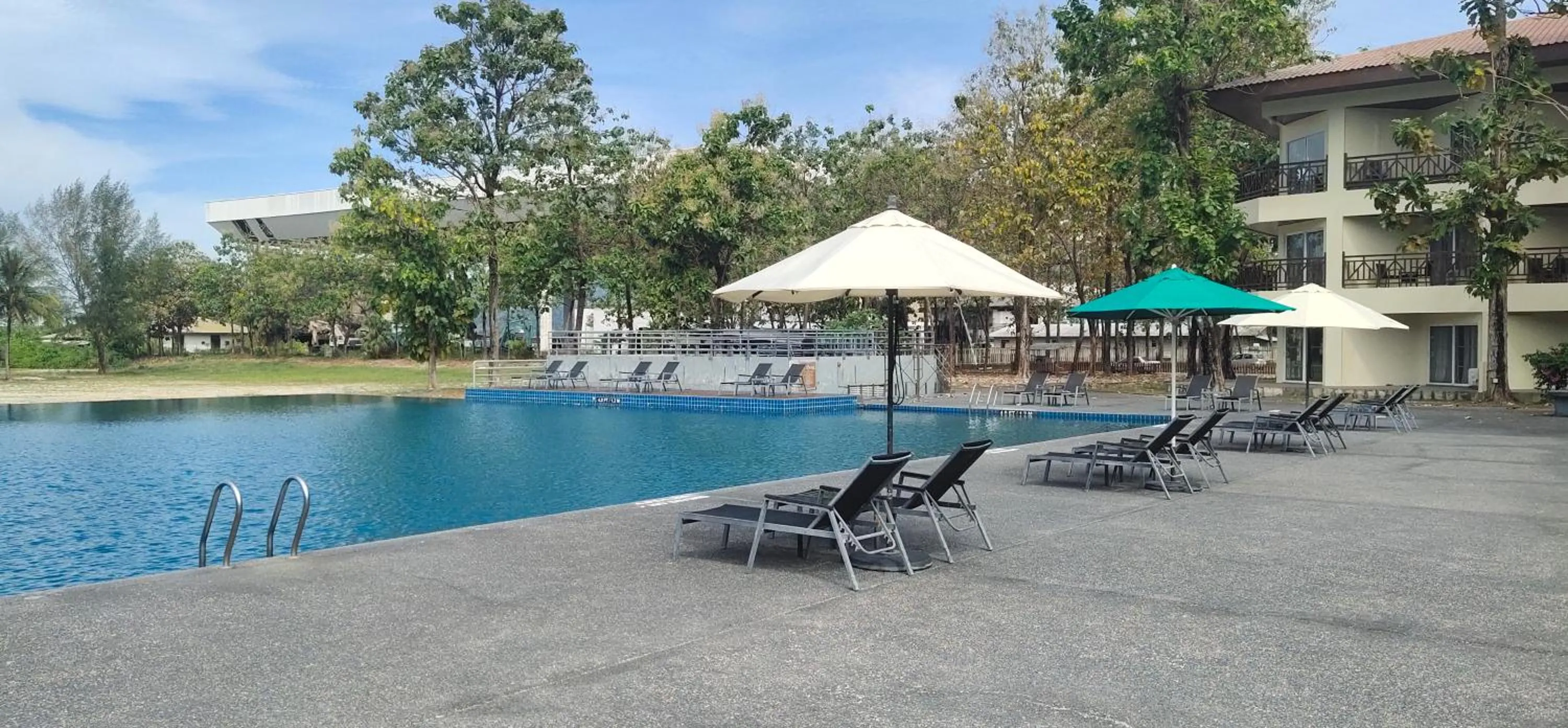 Swimming pool in OCEAN LODGE