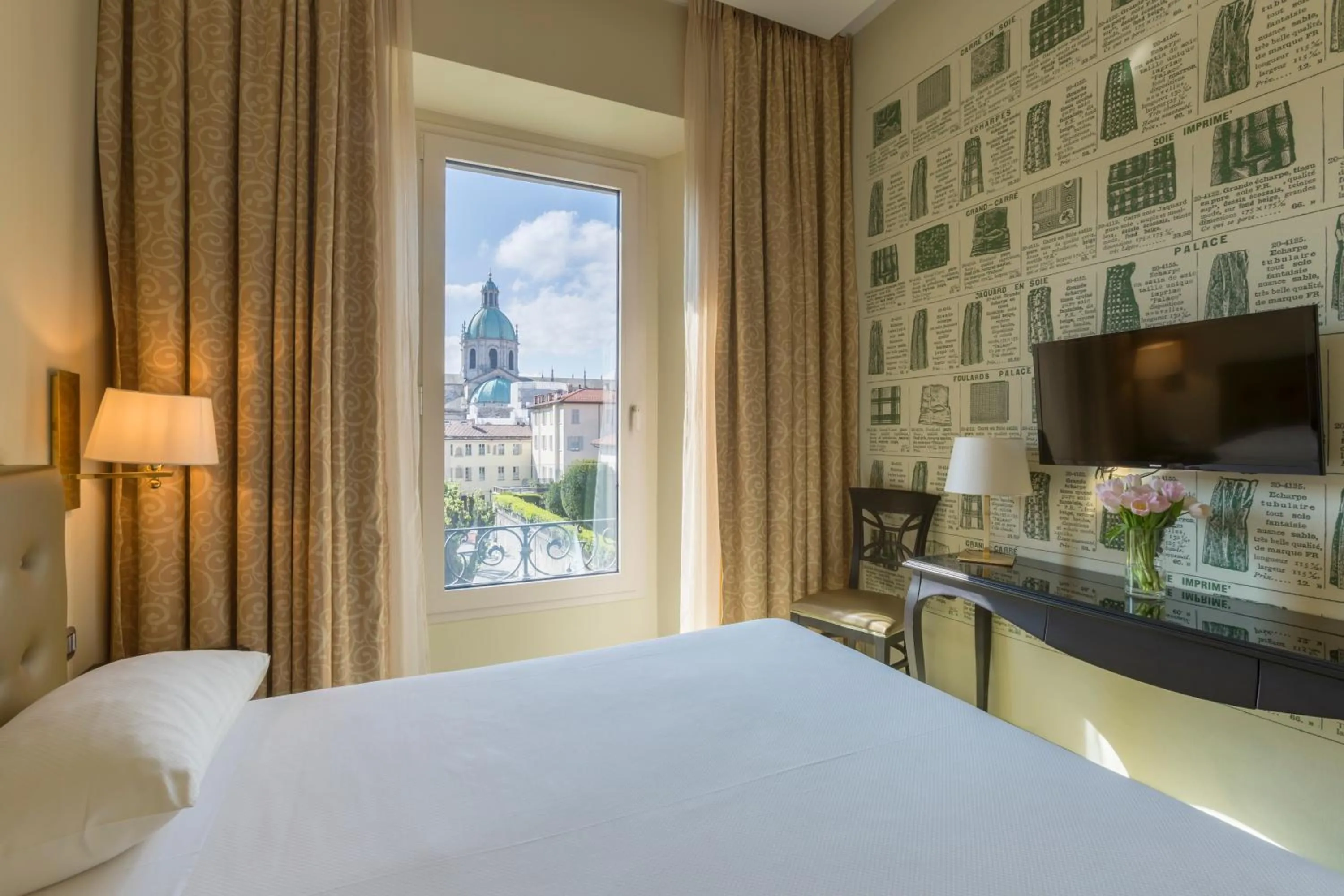 Bed in Palace Hotel Lake Como