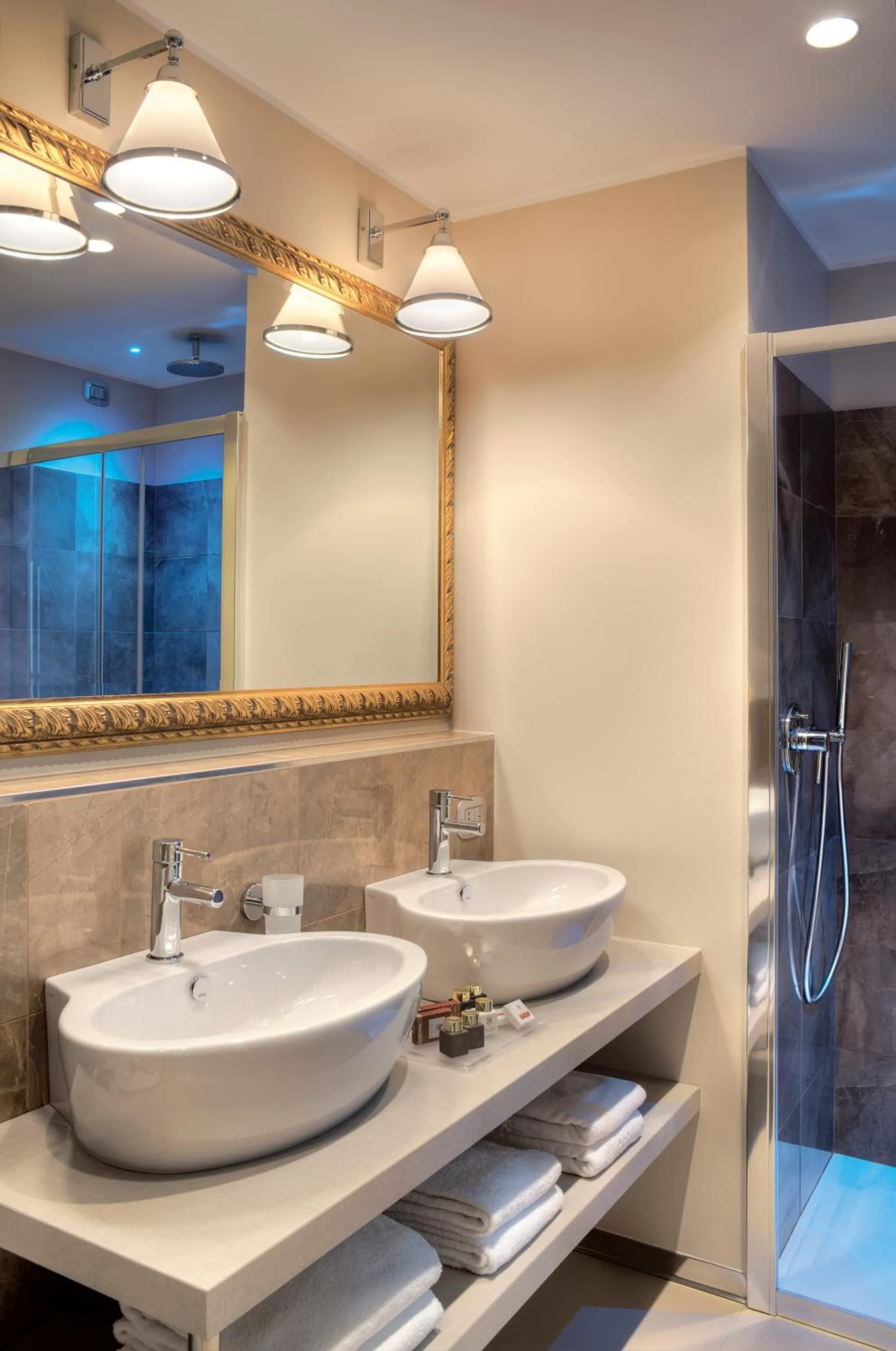 Shower in Palace Hotel Lake Como