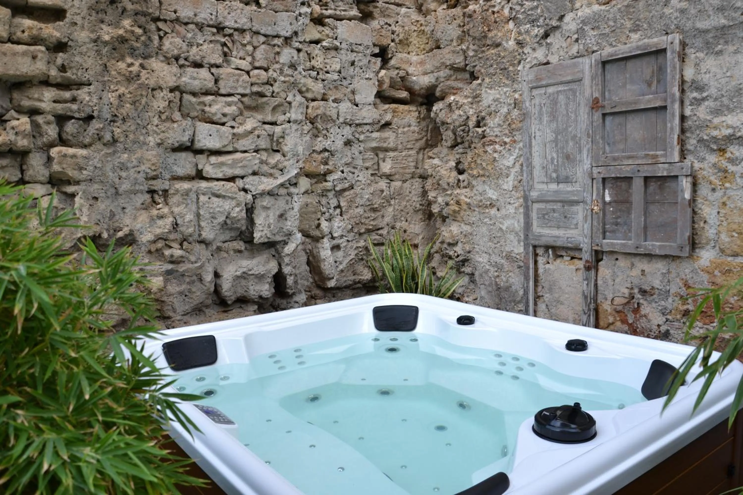 Hot Tub in Bastione Spasimo Boutique Hotel