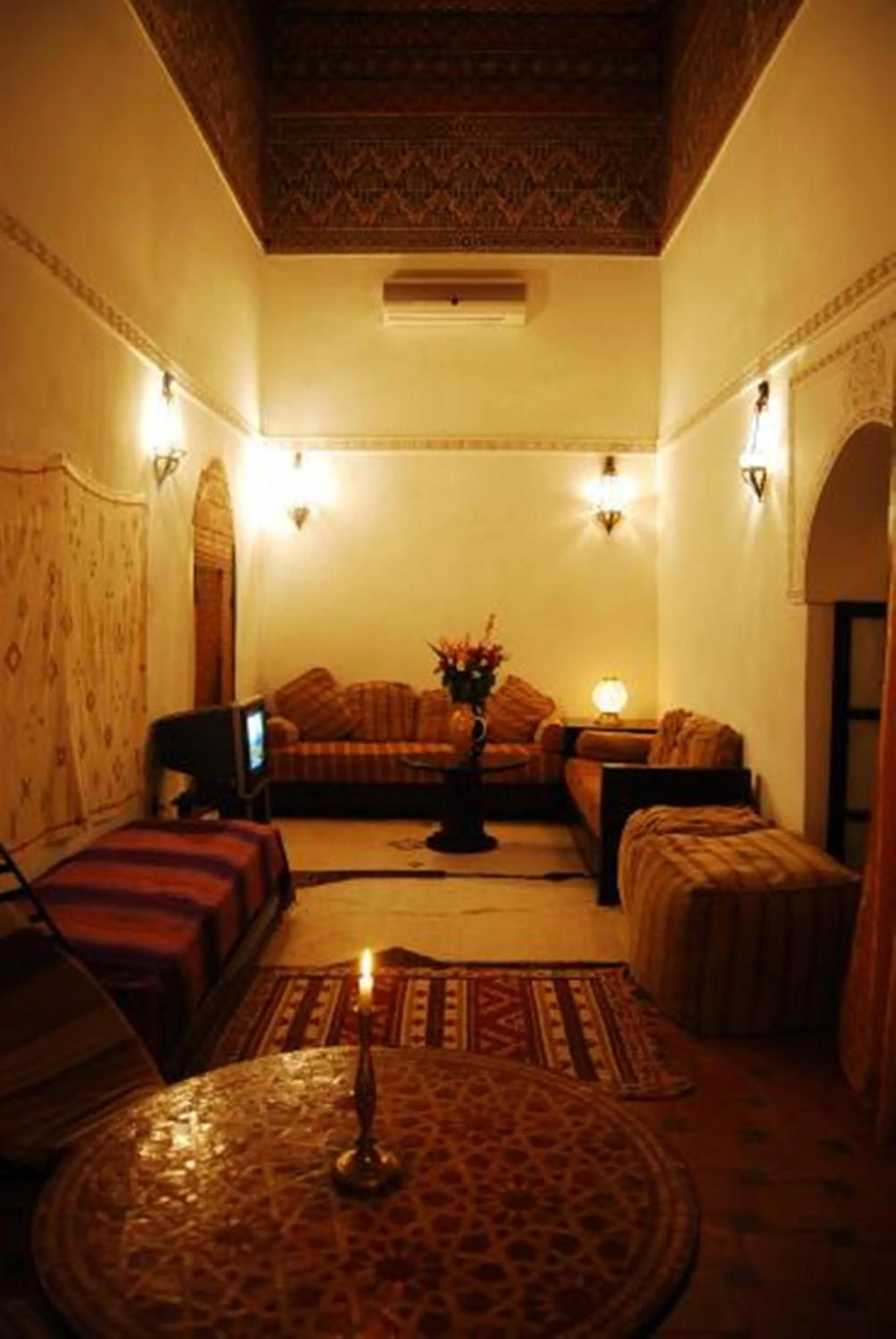 Communal lounge/ TV room, Bed in Riad La Perle de Marrakech