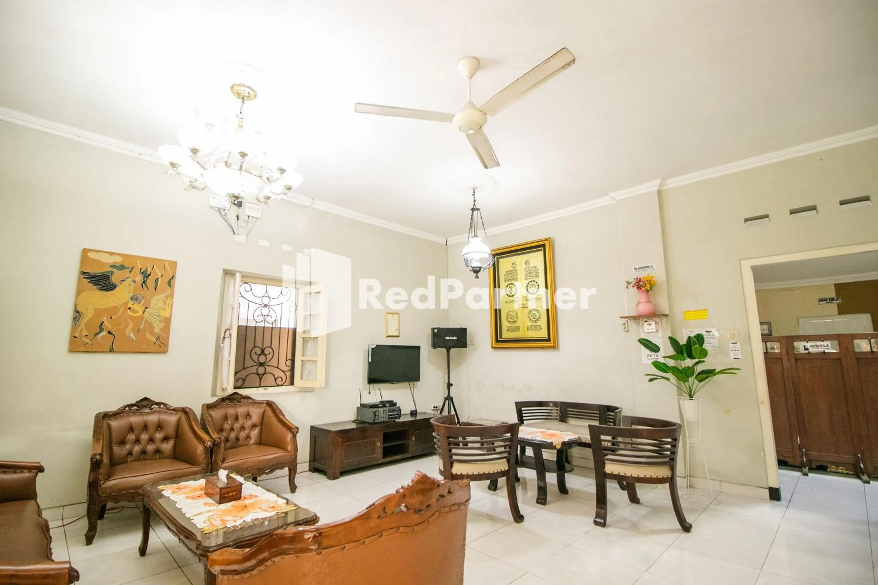 Seating area in Kedyla Homestay Syariah Patangpuluhan Malioboro Area Yogyakarta RedPartner