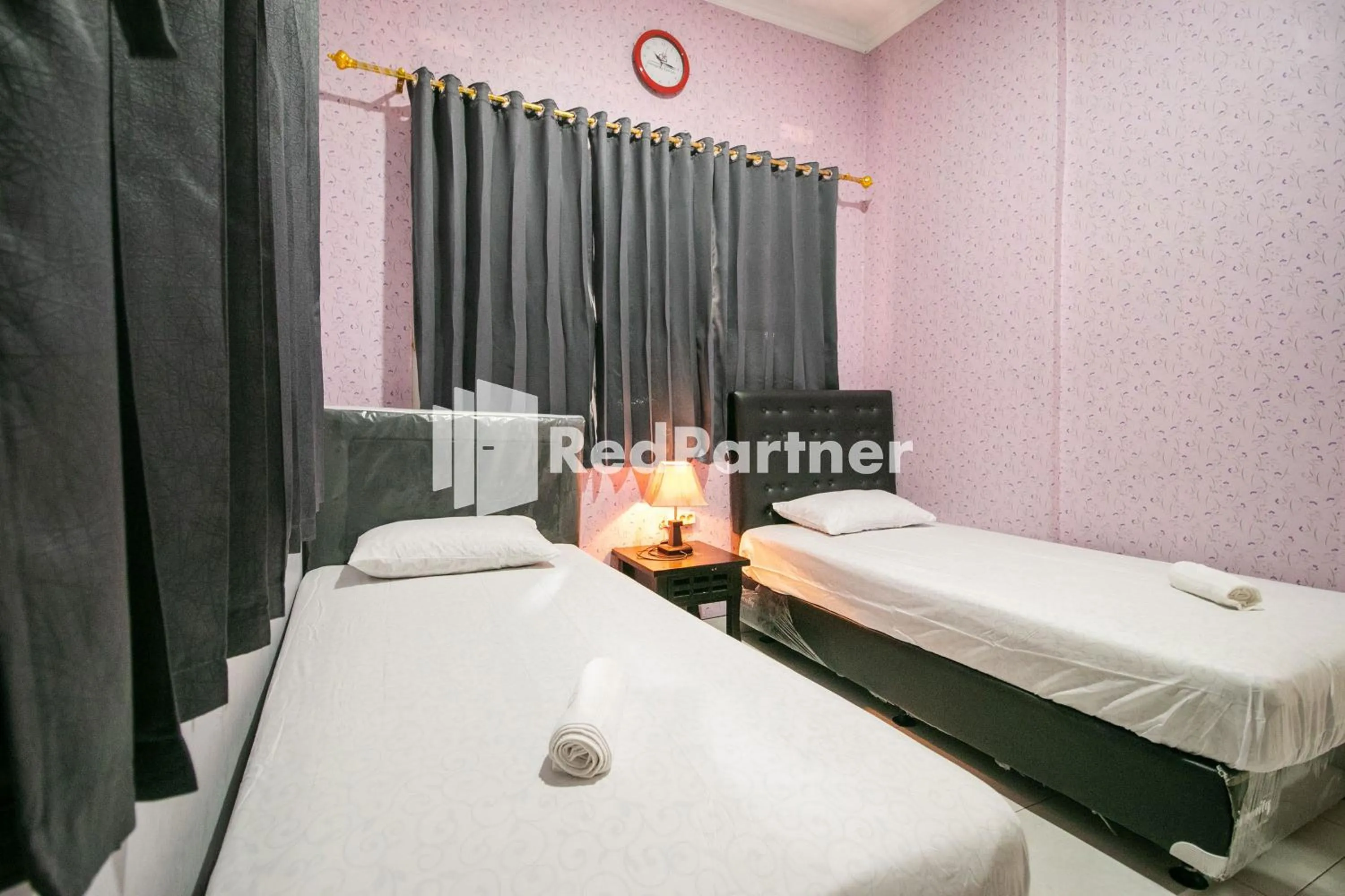 Bedroom, Bed in Kedyla Homestay Syariah Patangpuluhan Malioboro Area Yogyakarta RedPartner
