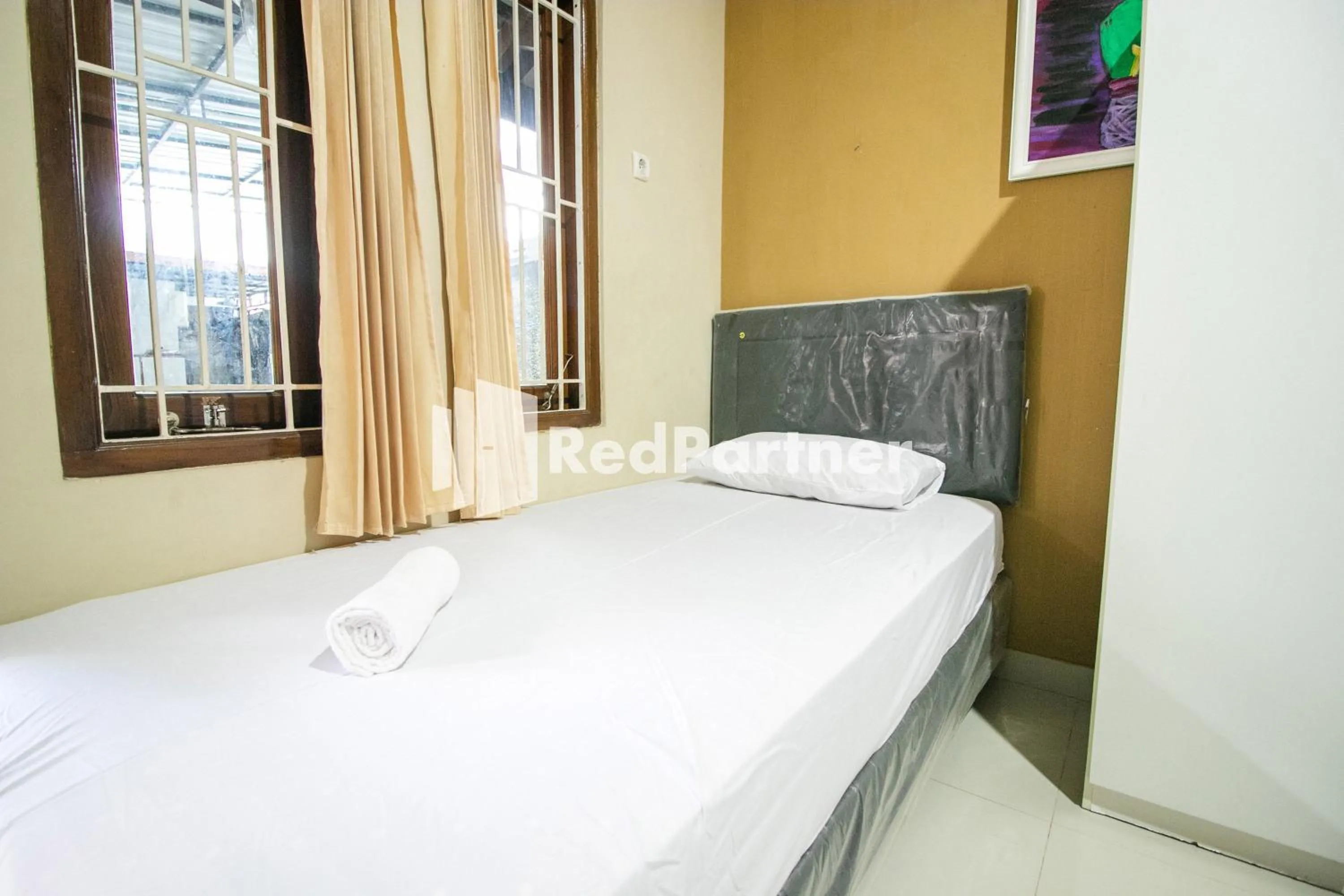 Bedroom, Bed in Kedyla Homestay Syariah Patangpuluhan Malioboro Area Yogyakarta RedPartner